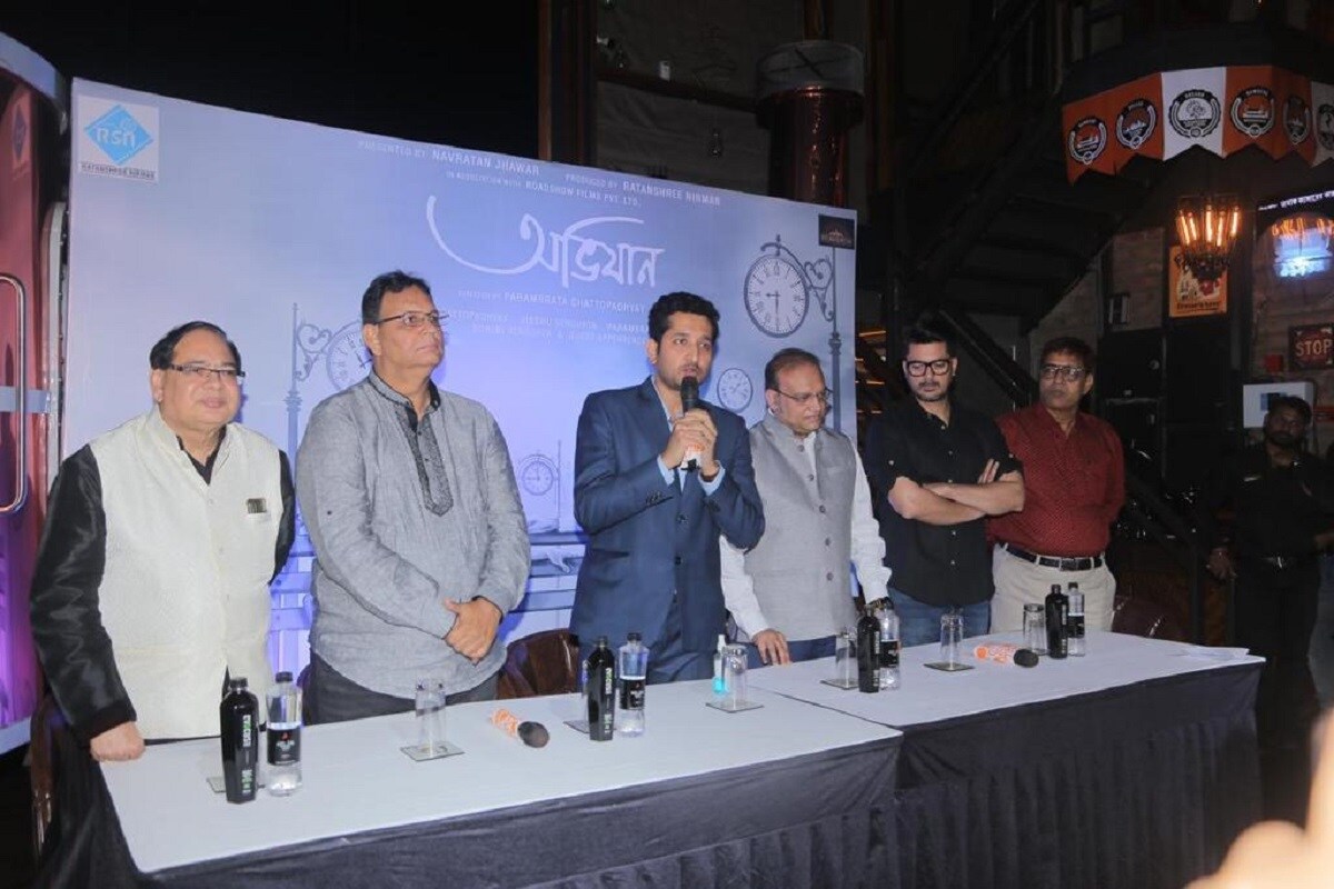একাধারে তিনি ছিলেন কবি,অভিনেতা,শিল্পী, আবৃত্তিকার, পরিচালক......বলে শেষ করা যায়না। বাঙালির গর্ব, বাঙালির আইকন সৌমিত্র চট্টোপাধ্যায়ের বায়োপিকের ট্রেলার লঞ্চ হয়ে গেল শহরে। পরমব্রত চট্টোপাধ্যায় পরিচালিত এই ছবির নাম অভিযান। একাধারে তিনি ছিলেন কবি,অভিনেতা,শিল্পী, আবৃত্তিকার, পরিচালক......বলে শেষ করা যায়না। বাঙালির গর্ব, বাঙালির আইকন সৌমিত্র চট্টোপাধ্যায়ের বায়োপিকের ট্রেলার লঞ্চ হয়ে গেল শহরে। পরমব্রত চট্টোপাধ্যায় পরিচালিত এই ছবির নাম অভিযান।