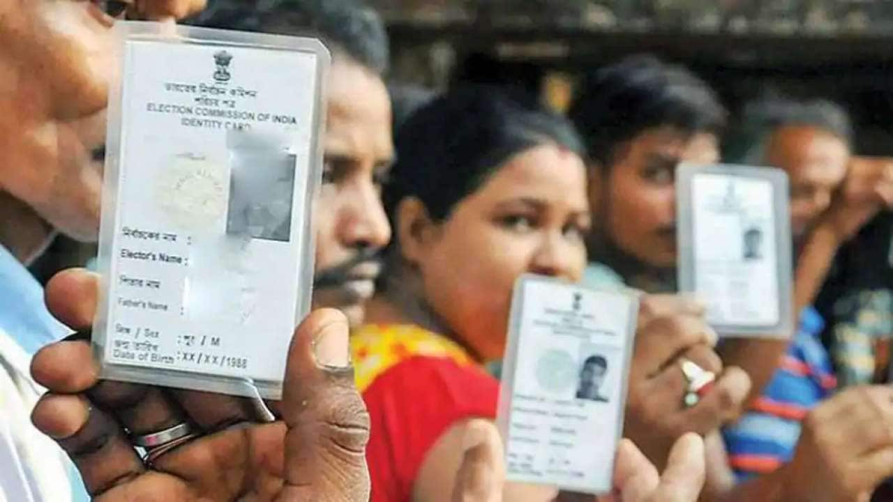 • রাজ্যে বিধানসভা নির্বাচন শুরু হচ্ছে ২৭ মার্চ থেকে । চলবে প্রায় এক মাস । ২৯ এপ্রিল শেষ হবে ভোটগ্রহণ । ২ মে ফলপ্রকাশ । নির্বাচন কমিশনের তরফে জানানো হয়েছে, কোনও ভোটারের যদি ভোটার কার্ড না থাকে, তা হলেও তিনি ভোট দিতে পারবেন । অবশ্য তার জন্য বিকল্প এই নথিগুলি তাঁর কাছে থাকা আবশ্যিক । • রাজ্যে বিধানসভা নির্বাচন শুরু হচ্ছে ২৭ মার্চ থেকে । চলবে প্রায় এক মাস । ২৯ এপ্রিল শেষ হবে ভোটগ্রহণ । ২ মে ফলপ্রকাশ । নির্বাচন কমিশনের তরফে জানানো হয়েছে, কোনও ভোটারের যদি ভোটার কার্ড না থাকে, তা হলেও তিনি ভোট দিতে পারবেন । অবশ্য তার জন্য বিকল্প এই নথিগুলি তাঁর কাছে থাকা আবশ্যিক ।