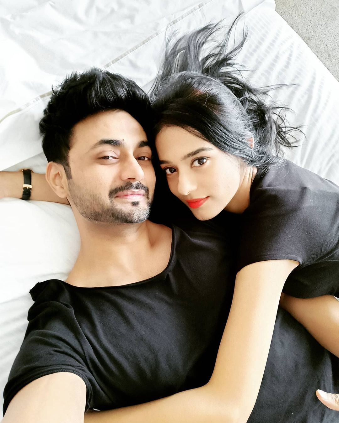 *ছবিতে আনমোল এবং অমৃতা এক দৃষ্টিতে দেখছেন তাঁদের সন্তানকে।মা-বাবার কান্ড দেখে চোখ বুজে হাসছে একরত্তিও। ছবির ক্যাপশনে আনমোল লিখেছেন, ‘আমাদের পৃথিবী, আমাদের আনন্দ’। এর পর হ্যাশট্যাগে জুড়ে দিয়েছেন বীরের নাম। ছবি: ইনস্টাগ্রাম। *ছবিতে আনমোল এবং অমৃতা এক দৃষ্টিতে দেখছেন তাঁদের সন্তানকে।মা-বাবার কান্ড দেখে চোখ বুজে হাসছে একরত্তিও। ছবির ক্যাপশনে আনমোল লিখেছেন, ‘আমাদের পৃথিবী, আমাদের আনন্দ’। এর পর হ্যাশট্যাগে জুড়ে দিয়েছেন বীরের নাম। ছবি: ইনস্টাগ্রাম।