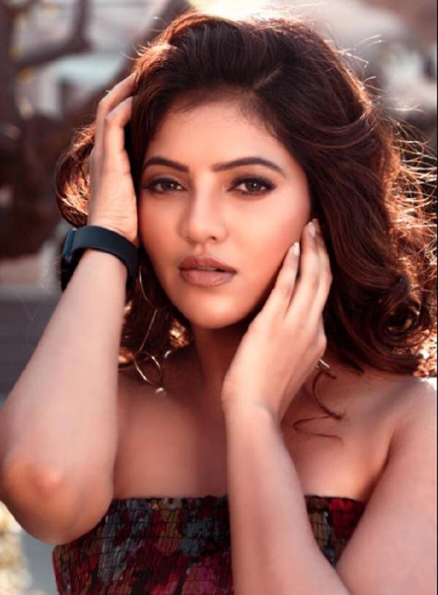 ফিল্ম Kadhal Kan Kattudhe’ -দিয়ে তামিল সিনেমায় তাঁর যাত্রা শুরু৷ এটি একটি রোমান্টিক সিনেমা ছিল যা ভ্যালেন্টাইন্স ডে-তে রিলিজ করেছিল৷ Image :Instagram @athulyaofficial) ফিল্ম Kadhal Kan Kattudhe’ -দিয়ে তামিল সিনেমায় তাঁর যাত্রা শুরু৷ এটি একটি রোমান্টিক সিনেমা ছিল যা ভ্যালেন্টাইন্স ডে-তে রিলিজ করেছিল৷ Image :Instagram @athulyaofficial)