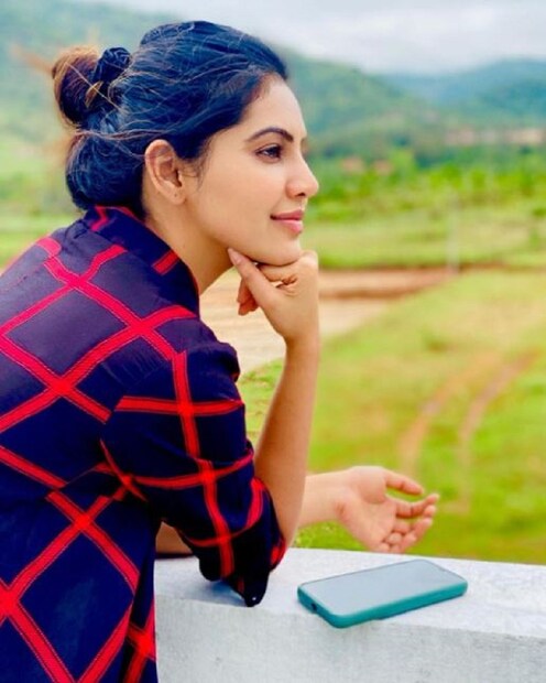  একদম ঘরোয়া মেয়ের চরিত্রেও তিনি যেমন দারুণ অভিনয় করেন তেমনিই একেবারে ঝকঝকে আধুনিকা নারী চরিত্রের বোল্ড আন্দাজেও স্বচ্ছন্দ্য৷ Image :Instagram @athulyaofficial)