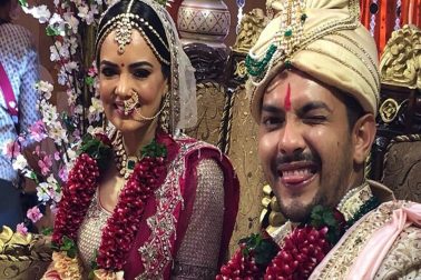 বলিউডের তারকা গায়ক উদিত নারায়ণের ছেলে গায়ক-অভিনেতা আদিত্য নারায়ণও কিছুদিন আগেই বিয়ে সেরেছেন। হিসেব মতো তাঁরও স্ত্রী অভিনেত্রী শ্বেতা আগরওয়ালের সঙ্গে বিয়েক পর প্রথম হোলি। গত ডিসেম্বরের ১ তারিখ বিয়ে করেছেন আদিত্য ও শ্বেতা। বলিউডের তারকা গায়ক উদিত নারায়ণের ছেলে গায়ক-অভিনেতা আদিত্য নারায়ণও কিছুদিন আগেই বিয়ে সেরেছেন। হিসেব মতো তাঁরও স্ত্রী অভিনেত্রী শ্বেতা আগরওয়ালের সঙ্গে বিয়েক পর প্রথম হোলি। গত ডিসেম্বরের ১ তারিখ বিয়ে করেছেন আদিত্য ও শ্বেতা।