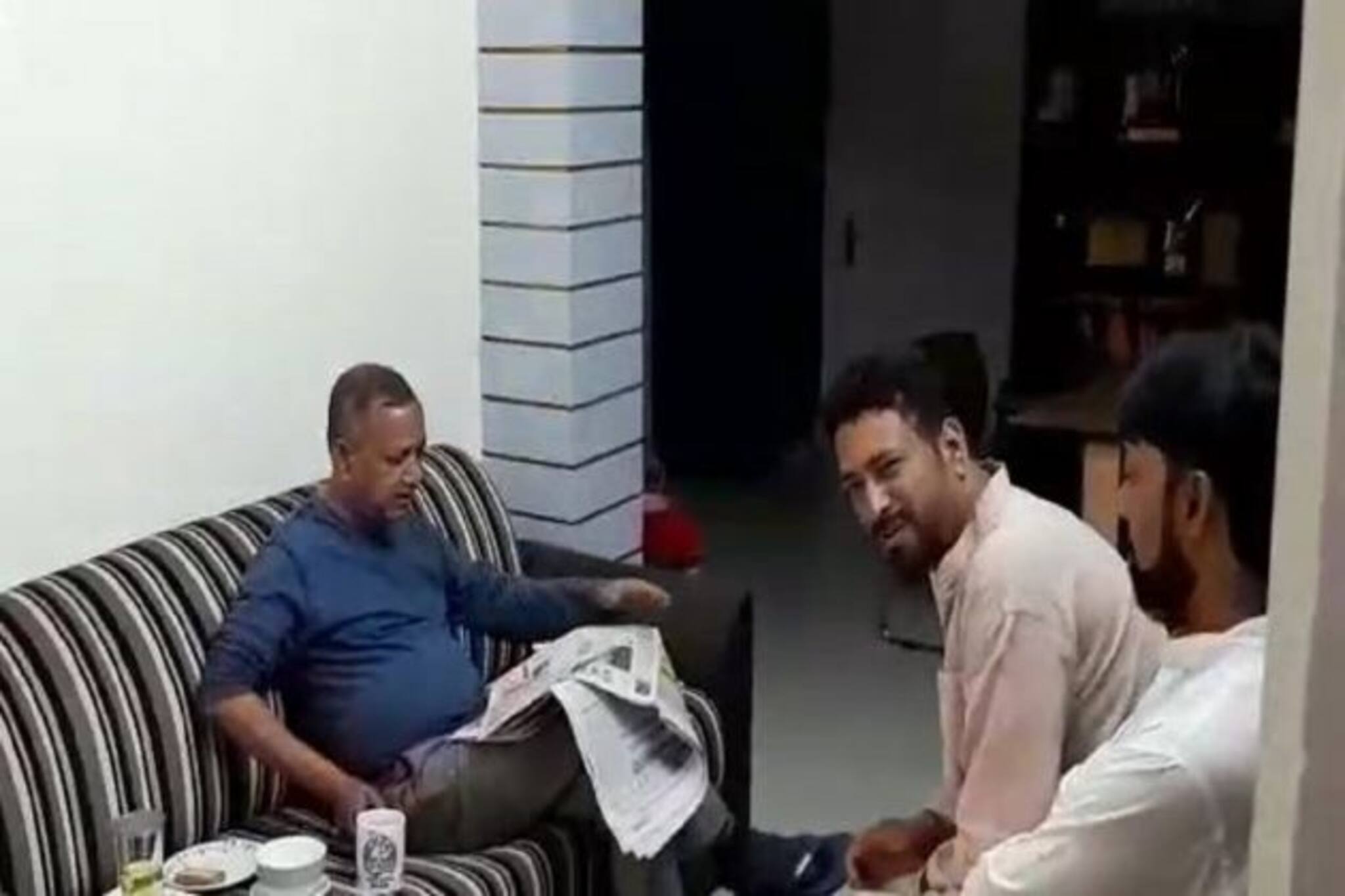 রবিবাসরীয় প্রচারে মন্ত্রী গৌতম দেবের বাড়িতে গিয়ে আড্ডা বিজেপি প্রার্থী শঙ্কর ঘোষের