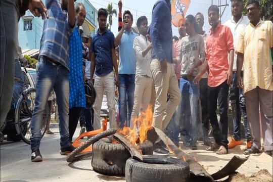 টায়ার জ্বালিয়ে বিক্ষোভ দেখাচ্ছেন বিষ্ণুপুরের বিজেপি কর্মীরা।