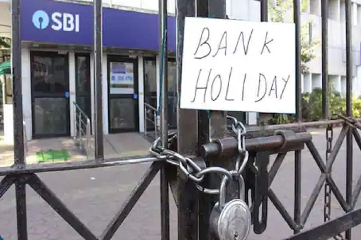 দেশের সরকারি ও গ্রামীণ ব্যাঙ্কে অ্যাকাউন্ট থাকলে এই খবরটি জেনে রাখা অত্যন্ত জরুরি ৷ এই সমস্ত ব্যাঙ্ক আগামী ৫দিন বন্ধ থাকবে ৷ শিবরাত্রী, বনধ, শনি ও রবিবারের জন্য বন্ধ থাকবে ব্যাঙ্ক পরিষেবা ৷ তাই ব্যাঙ্কের কোনও কাজ থাকলে আগেই সেরে নিন এবং দরকার অনুযায়ী ক্যাশ তুলে রাখুন ৷ দেশের সরকারি ও গ্রামীণ ব্যাঙ্কে অ্যাকাউন্ট থাকলে এই খবরটি জেনে রাখা অত্যন্ত জরুরি ৷ এই সমস্ত ব্যাঙ্ক আগামী ৫দিন বন্ধ থাকবে ৷ শিবরাত্রী, বনধ, শনি ও রবিবারের জন্য বন্ধ থাকবে ব্যাঙ্ক পরিষেবা ৷ তাই ব্যাঙ্কের কোনও কাজ থাকলে আগেই সেরে নিন এবং দরকার অনুযায়ী ক্যাশ তুলে রাখুন ৷