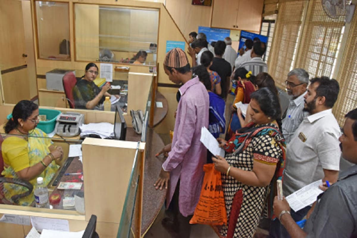 এমন কিছু প্রতারক সংস্থা আছে যারা এসবিআই (SBI), আইসিআইসিআই (ICICI), এইচএফসি (HDFC) কোটাক মাহিন্দ্রা ব্যাঙ্ক (Kotak Mahidra Bank), LIC-র ৷ প্রতিষ্ঠানের নাম করে প্রতারণার কাজ করে থাকে ৷ প্রতীকী ছবি ৷ এমন কিছু প্রতারক সংস্থা আছে যারা এসবিআই (SBI), আইসিআইসিআই (ICICI), এইচএফসি (HDFC) কোটাক মাহিন্দ্রা ব্যাঙ্ক (Kotak Mahidra Bank), LIC-র ৷ প্রতিষ্ঠানের নাম করে প্রতারণার কাজ করে থাকে ৷ প্রতীকী ছবি ৷