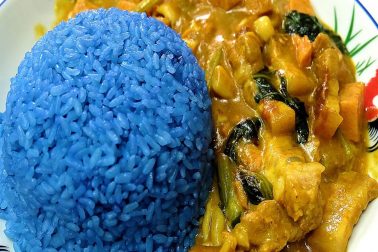 বাংলা রক ব্যান্ড ফসিলস-এর নীল রং ছিল ভীষণ প্রিয় গানটির কথা মনে পড়তেই পারে এই নীল ভাতের ছবি দেখে। তবে এশিয়ান কুইজিনে আপাতত ভাইরাল এই নীল ভাত। সম্প্রতি বলিউডের শ্রীলঙ্কান সুন্দরী অভিনেত্রী জ্যাকলিন ফার্নান্ডেজও এই নীল ভাত খাওয়ার ব্যাপারে নিজের মতামত জানিয়েছেন। এই নীল ভাত সবচেয়ে বেশি প্রচলিত মালয়শিয়া ও তাইল্যান্ডে। একে ওই দেশে নাসি কেরাবু নামেও ডাকা হয়। খাদ্যরসিকদের নিঃসন্দেহে এই ভাত নিয়ে কৌতূহল জাগবেই। বাংলা রক ব্যান্ড ফসিলস-এর নীল রং ছিল ভীষণ প্রিয় গানটির কথা মনে পড়তেই পারে এই নীল ভাতের ছবি দেখে। তবে এশিয়ান কুইজিনে আপাতত ভাইরাল এই নীল ভাত। সম্প্রতি বলিউডের শ্রীলঙ্কান সুন্দরী অভিনেত্রী জ্যাকলিন ফার্নান্ডেজও এই নীল ভাত খাওয়ার ব্যাপারে নিজের মতামত জানিয়েছেন। এই নীল ভাত সবচেয়ে বেশি প্রচলিত মালয়শিয়া ও তাইল্যান্ডে। একে ওই দেশে নাসি কেরাবু নামেও ডাকা হয়। খাদ্যরসিকদের নিঃসন্দেহে এই ভাত নিয়ে কৌতূহল জাগবেই।