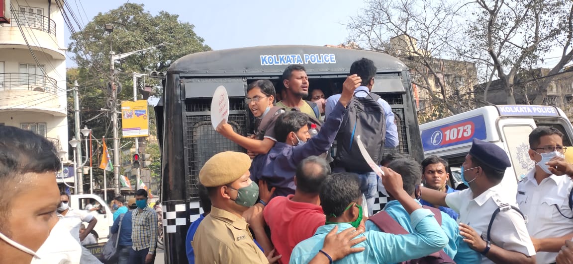 *আন্দোলনকারীদের দাবি, ২০১৬ সালে এসএসসি পাস করার পাশাপাশি মেধা তালিকায় নাম থাকলেও নিয়োগ প্রক্রিয়া সম্পন্ন হয়নি। ২০১৯ সালে প্রেস ক্লাবের সামনে তাঁদের আন্দোলন করার সময় সরকার প্রতিশ্রুতি দিয়েছিল। কিন্তু সেই প্রতিশ্রুতি পূরণ হয়নি। যে অবস্থায় আটকে ছিল, সেই অবস্থাতেই পড়ে রয়েছে। *আন্দোলনকারীদের দাবি, ২০১৬ সালে এসএসসি পাস করার পাশাপাশি মেধা তালিকায় নাম থাকলেও নিয়োগ প্রক্রিয়া সম্পন্ন হয়নি। ২০১৯ সালে প্রেস ক্লাবের সামনে তাঁদের আন্দোলন করার সময় সরকার প্রতিশ্রুতি দিয়েছিল। কিন্তু সেই প্রতিশ্রুতি পূরণ হয়নি। যে অবস্থায় আটকে ছিল, সেই অবস্থাতেই পড়ে রয়েছে।
