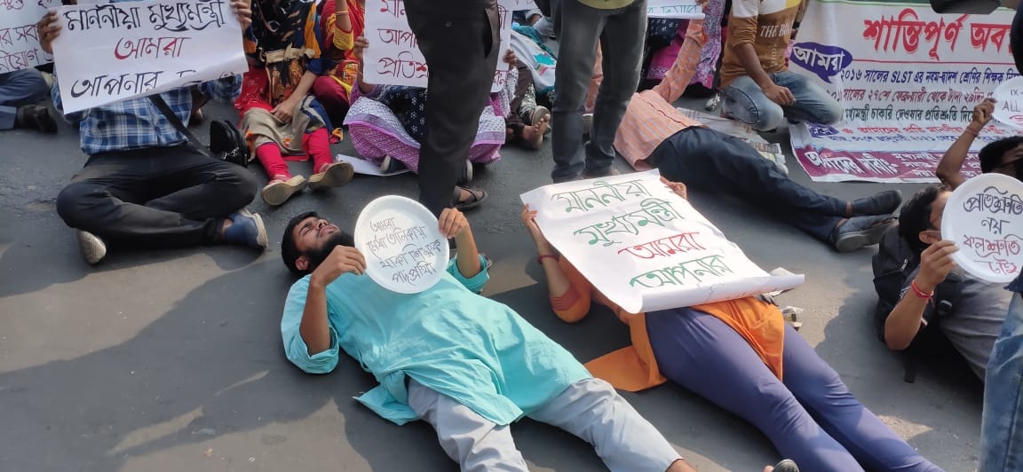 *এ দিন হাজরা রোডে স্লোগান দিতে দিতে রাস্তায় বসে পড়েন বিক্ষোভকারীরা। অনেকে রাস্তায় শুয়েও পড়েন থালা নিয়ে। ফলে যান চলাচল স্তব্ধ হয়ে যায়। *এ দিন হাজরা রোডে স্লোগান দিতে দিতে রাস্তায় বসে পড়েন বিক্ষোভকারীরা। অনেকে রাস্তায় শুয়েও পড়েন থালা নিয়ে। ফলে যান চলাচল স্তব্ধ হয়ে যায়।