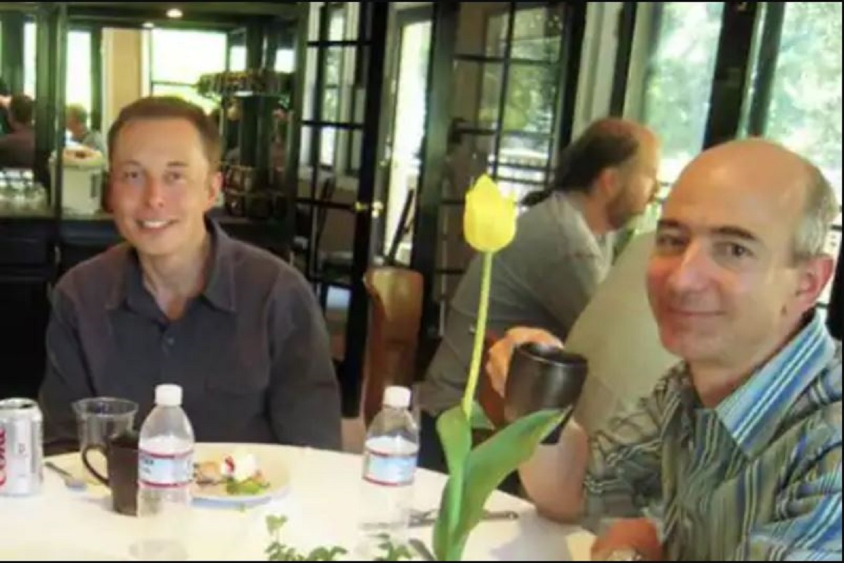 Elon Musk and Jeff Bezos: খোশগল্পে মজেছেন মাস্ক আর বেজোস ! ছবি নিয়ে শুরু হইচই