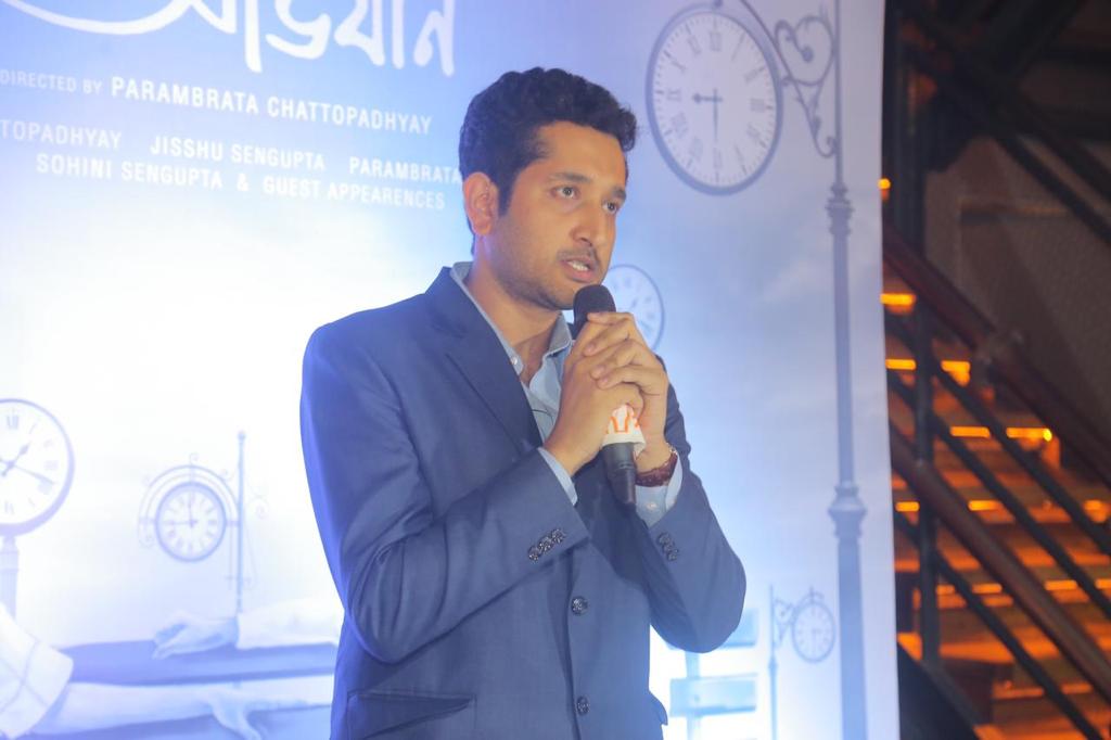 ট্রেলার দেখে অন্তত সেই ধারণাই হয়।এই ছবিতে রিয়েল লাইফ চরিত্রগুলিকে সঠিক সিলেকশনে যেন আরও বেশি রিয়েল করে তুলেছেন পরম। ছবিতে পাওলি দাম রয়েছেন সুচিত্রা সেনের চরিত্রে, রুদ্রনীল ঘোষ রবি ঘোষের চরিত্রে, পদ্মনাভ দাসগুপ্ত রয়েছেন অনুপ কুমারের চরিত্রে, তুহিনা দাস রয়েছেন ওয়াহিদা রহমানের চরিত্রে, দুলাল লাহিড়ীকে দেখা যাবে ছবি বিশ্বাসের চরিত্রে, পরিচালক কিউ রয়েছেন সত্যজিৎ রায়ের চরিত্রে, দেবশঙ্কর হালদার, শিশির ভাদুড়ির চরিত্রে, অনিন্দিতা বসু অপর্ণা সেনের চরিত্রে,ত্রিধা চৌধুরী শর্মিলা ঠাকুরের চরিত্রে, বাসবদত্তাকে দেখা যাবে সৌমিত্র বাবুর স্ত্রী দীপা চট্টোপাধ্যায়ের চরিত্রে এবং সোহিনী সেনগুপ্তকে দেখা যাবে তাঁর কন্যা পৌলোমী বসুর চরিত্রে। ট্রেলার দেখে অন্তত সেই ধারণাই হয়।এই ছবিতে রিয়েল লাইফ চরিত্রগুলিকে সঠিক সিলেকশনে যেন আরও বেশি রিয়েল করে তুলেছেন পরম। ছবিতে পাওলি দাম রয়েছেন সুচিত্রা সেনের চরিত্রে, রুদ্রনীল ঘোষ রবি ঘোষের চরিত্রে, পদ্মনাভ দাসগুপ্ত রয়েছেন অনুপ কুমারের চরিত্রে, তুহিনা দাস রয়েছেন ওয়াহিদা রহমানের চরিত্রে, দুলাল লাহিড়ীকে দেখা যাবে ছবি বিশ্বাসের চরিত্রে, পরিচালক কিউ রয়েছেন সত্যজিৎ রায়ের চরিত্রে, দেবশঙ্কর হালদার, শিশির ভাদুড়ির চরিত্রে, অনিন্দিতা বসু অপর্ণা সেনের চরিত্রে,ত্রিধা চৌধুরী শর্মিলা ঠাকুরের চরিত্রে, বাসবদত্তাকে দেখা যাবে সৌমিত্র বাবুর স্ত্রী দীপা চট্টোপাধ্যায়ের চরিত্রে এবং সোহিনী সেনগুপ্তকে দেখা যাবে তাঁর কন্যা পৌলোমী বসুর চরিত্রে।