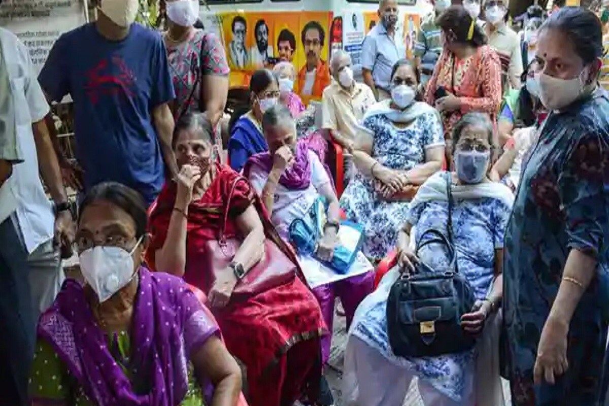 গত ২৪ ঘণ্টায় মুম্বইয়ে কোভিড ধরা পড়েছে ২ হাজার ৮৭৭ জনের। তবে মুম্বইকে ছাপিয়ে গিয়েছে পুণে (৪,৯৬৫) এবং নাগপুরে (৩,৯৭৬)। তিন শহরের ক্ষেত্রেই এটা দৈনিক সংক্রমণে রেকর্ড। উদ্বেগজনক ভাবে বাড়ছে সংক্রমণের হারও। এই মুহূর্তে রাজ্যে ২০শতাংশ মানুষের কোভিড পজিটিভ আসছে।এখন প্রাথমিক লক্ষ্য, এটাকে ৫ শতাংশের নীচে নিয়ে যাওয়া। গত ২৪ ঘণ্টায় মুম্বইয়ে কোভিড ধরা পড়েছে ২ হাজার ৮৭৭ জনের। তবে মুম্বইকে ছাপিয়ে গিয়েছে পুণে (৪,৯৬৫) এবং নাগপুরে (৩,৯৭৬)। তিন শহরের ক্ষেত্রেই এটা দৈনিক সংক্রমণে রেকর্ড। উদ্বেগজনক ভাবে বাড়ছে সংক্রমণের হারও। এই মুহূর্তে রাজ্যে ২০শতাংশ মানুষের কোভিড পজিটিভ আসছে।এখন প্রাথমিক লক্ষ্য, এটাকে ৫ শতাংশের নীচে নিয়ে যাওয়া।