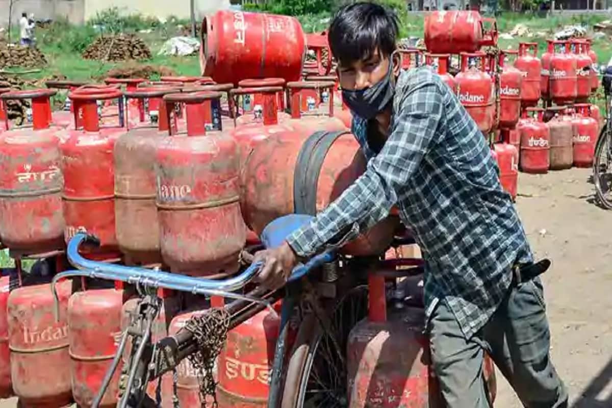 গত কয়েক মাসে পেট্রোল ও ডিজেলের পাশাপাশি রান্নার গ্যাসের দাম অনেকটাই বেড়ে গিয়েছে ৷ গত ২ মাসে রান্নার গ্যাসের দাম ১২৫ টাকা প্রতি সিলিন্ডারে বেড়েছে ৷ এর জেরে স্বাভাবিক ভাবেই পকেটে টান পড়েছে সাধারণ মানুষের ৷ এরকম পরিস্থিতিতে সকলের কথা মাথায় রেখে একটি ডিজিটাল পেমেন্ট সংস্থা গ্যাস সিলিন্ডারের দাম ১০০ টাকা পর্যন্ত কম করার উদ্দেশ্যে নতুন স্কিম নিয়ে এসেছে ৷ দিল্লির বাসিন্দারা ৮১৯ টাকা সিলিন্ডারে এবার ১০০ টাকা কমে পেতে পারবেন ৷ এর জন্য সিলিন্ডার কেনার পেমেন্ট পেটিএম এর মাধ্যমে করতে হবে ৷ গত কয়েক মাসে পেট্রোল ও ডিজেলের পাশাপাশি রান্নার গ্যাসের দাম অনেকটাই বেড়ে গিয়েছে ৷ গত ২ মাসে রান্নার গ্যাসের দাম ১২৫ টাকা প্রতি সিলিন্ডারে বেড়েছে ৷ এর জেরে স্বাভাবিক ভাবেই পকেটে টান পড়েছে সাধারণ মানুষের ৷ এরকম পরিস্থিতিতে সকলের কথা মাথায় রেখে একটি ডিজিটাল পেমেন্ট সংস্থা গ্যাস সিলিন্ডারের দাম ১০০ টাকা পর্যন্ত কম করার উদ্দেশ্যে নতুন স্কিম নিয়ে এসেছে ৷ দিল্লির বাসিন্দারা ৮১৯ টাকা সিলিন্ডারে এবার ১০০ টাকা কমে পেতে পারবেন ৷ এর জন্য সিলিন্ডার কেনার পেমেন্ট পেটিএম এর মাধ্যমে করতে হবে ৷
