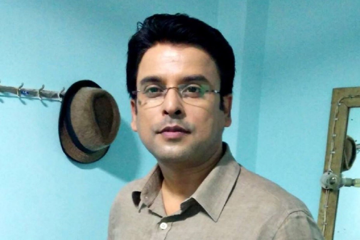 বরাবরই বাম মনোভাবাপন্ন হিসেবে পরিচিত দেবদূতের মোট অস্থাবর সম্পত্তির পরিমাণ ২১,২৬,৩৮৯.৬৫ টাকা৷ আর তাঁর স্ত্রীর অস্থাবর সম্পত্তির পরিমাণ ২৪,০৪,৯১২ টাকা৷Photo-Facebook/DebdutGhosh বরাবরই বাম মনোভাবাপন্ন হিসেবে পরিচিত দেবদূতের মোট অস্থাবর সম্পত্তির পরিমাণ ২১,২৬,৩৮৯.৬৫ টাকা৷ আর তাঁর স্ত্রীর অস্থাবর সম্পত্তির পরিমাণ ২৪,০৪,৯১২ টাকা৷Photo-Facebook/DebdutGhosh