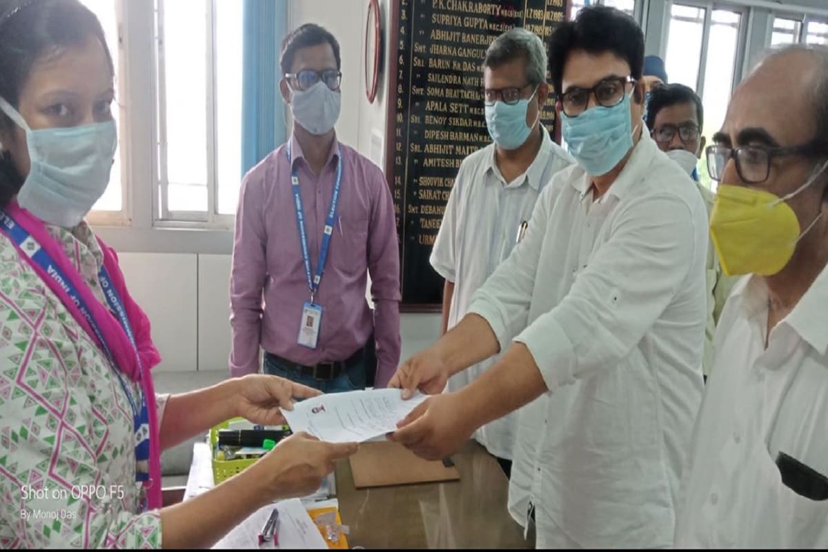 ২০১৯-২০ সালে অভিনেতা দেবদূত ঘোষের মোট আয় দেখানো হয়েছে ৭,২৬,৪১০ টাকা৷Photo-Facebook/DebdutGhosh ২০১৯-২০ সালে অভিনেতা দেবদূত ঘোষের মোট আয় দেখানো হয়েছে ৭,২৬,৪১০ টাকা৷Photo-Facebook/DebdutGhosh