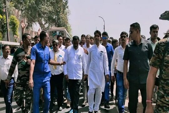 মনোনয়ন জমা দিতে যাচ্ছেন শংকর কুমার নস্কর।