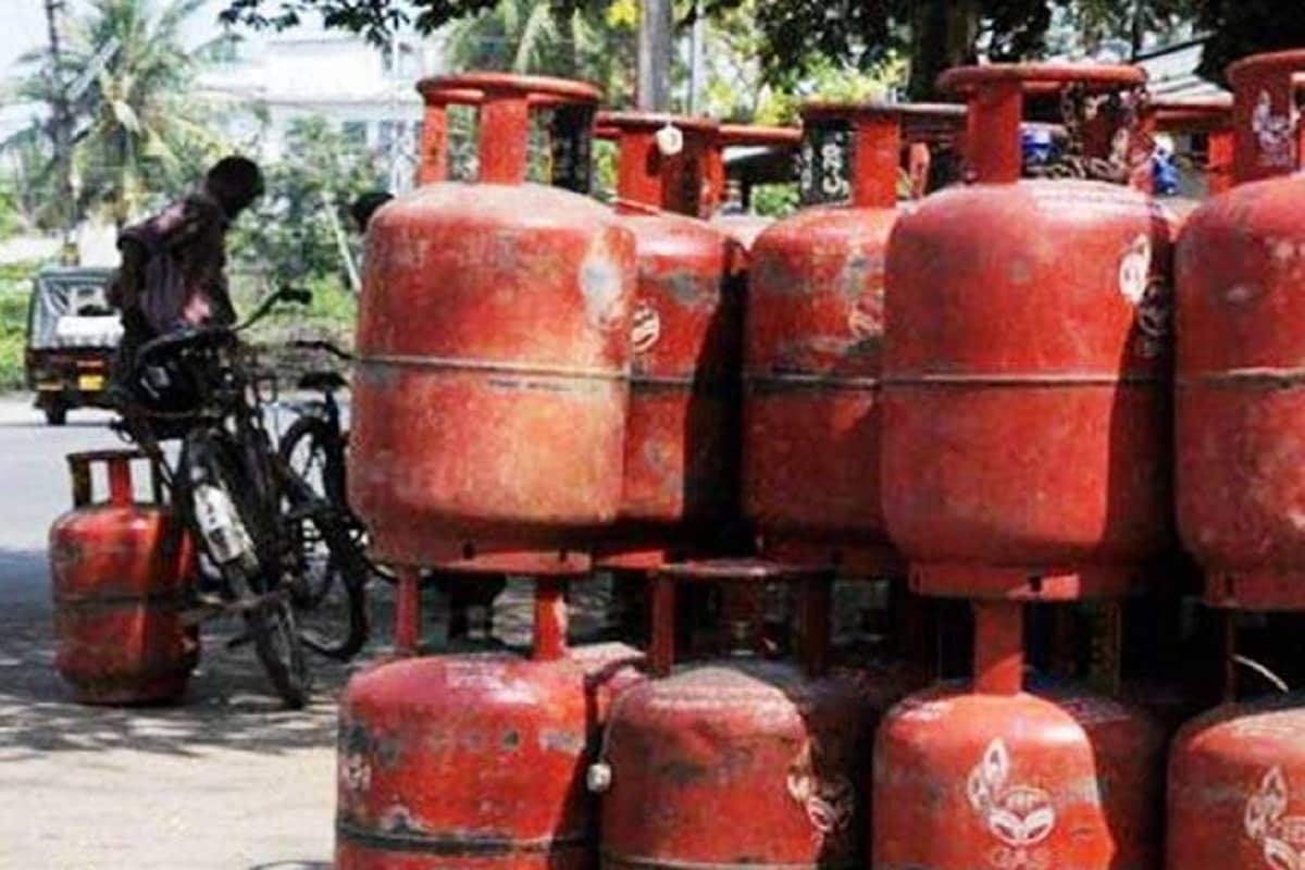 গত সপ্তাহেই গ্যাসের দাম ২৫ টাকা বাড়ানো হয়েছিল ৷ এর জেরে ৭৭৬ থেকে দাম বেড়ে হয়েছিল ৮০১ ৷ এদিন আবার ৮০১ টাকা থেকে দাম বেড়ে হয়েছে ৮২৬ টাকা ৷ গত সপ্তাহেই গ্যাসের দাম ২৫ টাকা বাড়ানো হয়েছিল ৷ এর জেরে ৭৭৬ থেকে দাম বেড়ে হয়েছিল ৮০১ ৷ এদিন আবার ৮০১ টাকা থেকে দাম বেড়ে হয়েছে ৮২৬ টাকা ৷