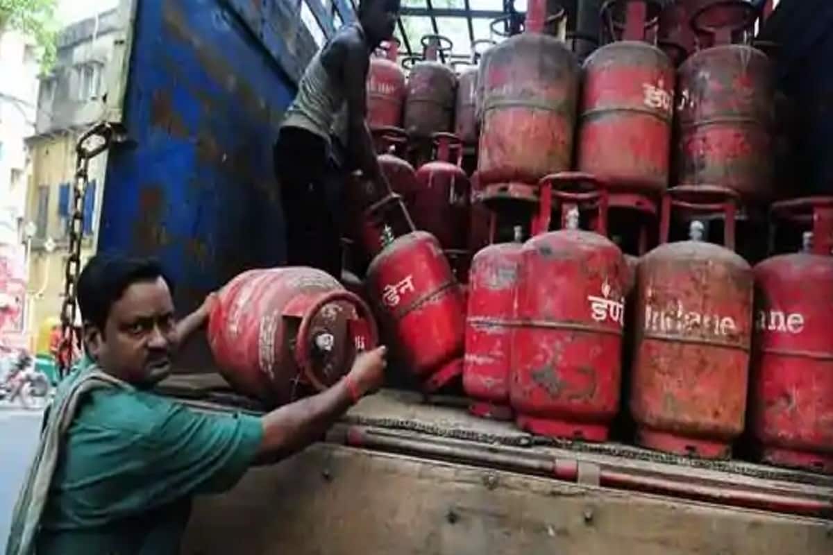 গত ৩০ দিনে এই নিয়ে চার বার দাম বাড়ানো হয়েছে গ্যাসের এবং গত ৫ দিনে ২ বার দাম বৃদ্ধি করা হয়েছে রান্নার গ্যাসের ৷ গত ৩০ দিনে এই নিয়ে চার বার দাম বাড়ানো হয়েছে গ্যাসের এবং গত ৫ দিনে ২ বার দাম বৃদ্ধি করা হয়েছে রান্নার গ্যাসের ৷