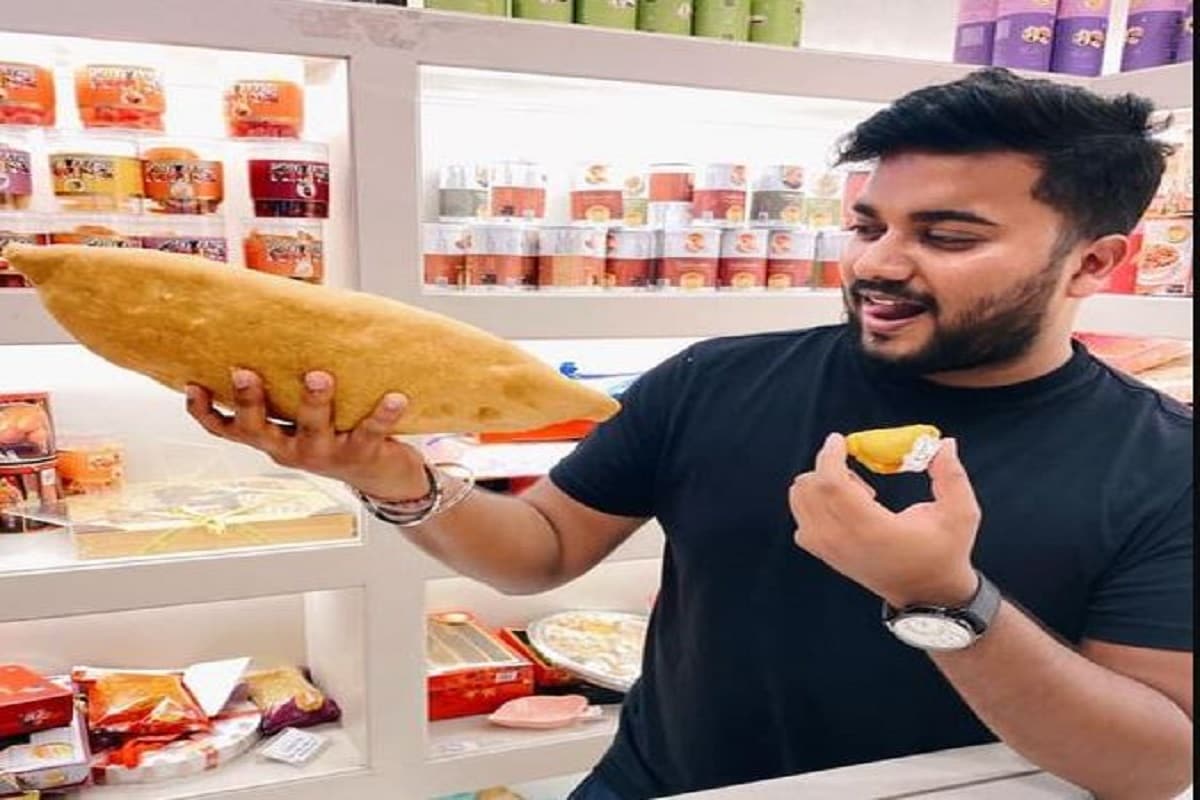 গুজিয়া বলতে বাঙালিরা যে ছোট্ট মিষ্টির কথা বোঝেন, তার সঙ্গে অবশ্য এই গুজিয়ার বিস্তর ফারাক৷ ময়দা, ক্ষীর, ড্রাই ফ্রুট, ঘি, চিনি দিয়ে এই উপাদেয় মিষ্টিটি তৈরি হয়৷ উত্তর ভারতে এই মিষ্টিটি যথেষ্ট প্রচলিত এবং পুরনো একটি মিষ্টির পদ৷ Photo-Facebook/Falvors of Lucknow গুজিয়া বলতে বাঙালিরা যে ছোট্ট মিষ্টির কথা বোঝেন, তার সঙ্গে অবশ্য এই গুজিয়ার বিস্তর ফারাক৷ ময়দা, ক্ষীর, ড্রাই ফ্রুট, ঘি, চিনি দিয়ে এই উপাদেয় মিষ্টিটি তৈরি হয়৷ উত্তর ভারতে এই মিষ্টিটি যথেষ্ট প্রচলিত এবং পুরনো একটি মিষ্টির পদ৷ Photo-Facebook/Falvors of Lucknow