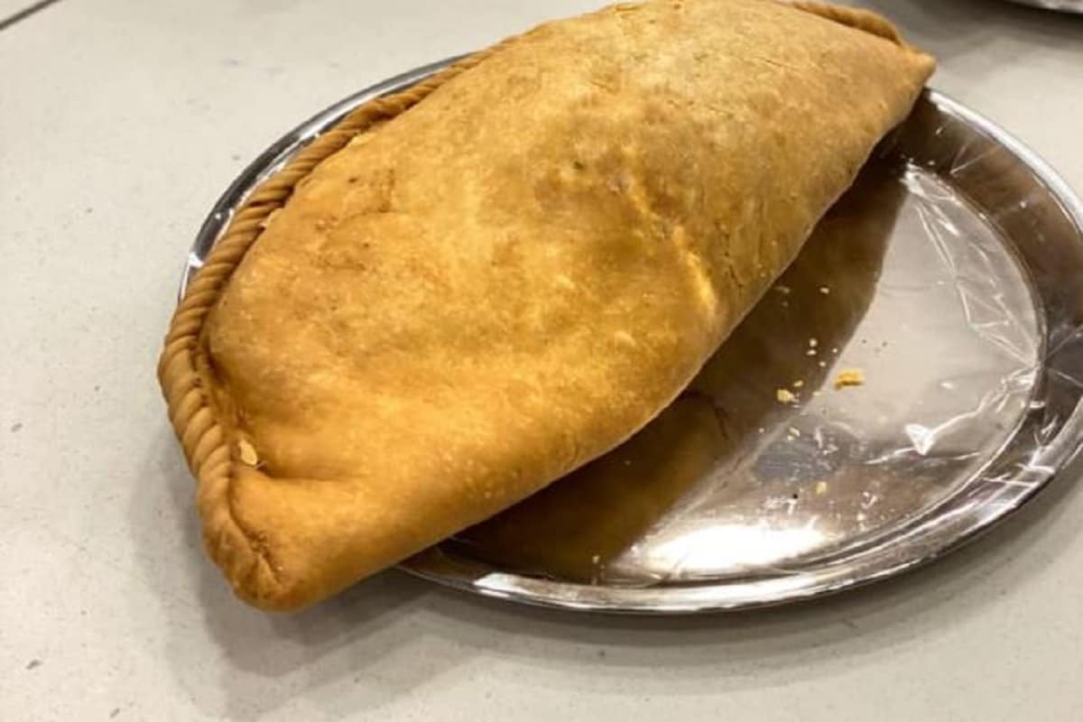 দোল বা হোলি মানে রং খেলার সঙ্গে মিষ্টি মুখ করাটাও বাধ্যতামূলক৷ আর তাই লখনউয়ের একটি মিষ্টির দোকানও হোলি উপলক্ষে বিশেষ এক মিষ্টি নিয়ে হাজির৷ মিষ্টির পদটি পরিচিত হলেও এর বিশেষত্ব ওজনে৷ বাহুবলী গুজিয়া নামে এই এক পিস মিষ্টির ওজনই দেড় কেজি! Photo-Facebook/Falvors of Lucknow দোল বা হোলি মানে রং খেলার সঙ্গে মিষ্টি মুখ করাটাও বাধ্যতামূলক৷ আর তাই লখনউয়ের একটি মিষ্টির দোকানও হোলি উপলক্ষে বিশেষ এক মিষ্টি নিয়ে হাজির৷ মিষ্টির পদটি পরিচিত হলেও এর বিশেষত্ব ওজনে৷ বাহুবলী গুজিয়া নামে এই এক পিস মিষ্টির ওজনই দেড় কেজি! Photo-Facebook/Falvors of Lucknow