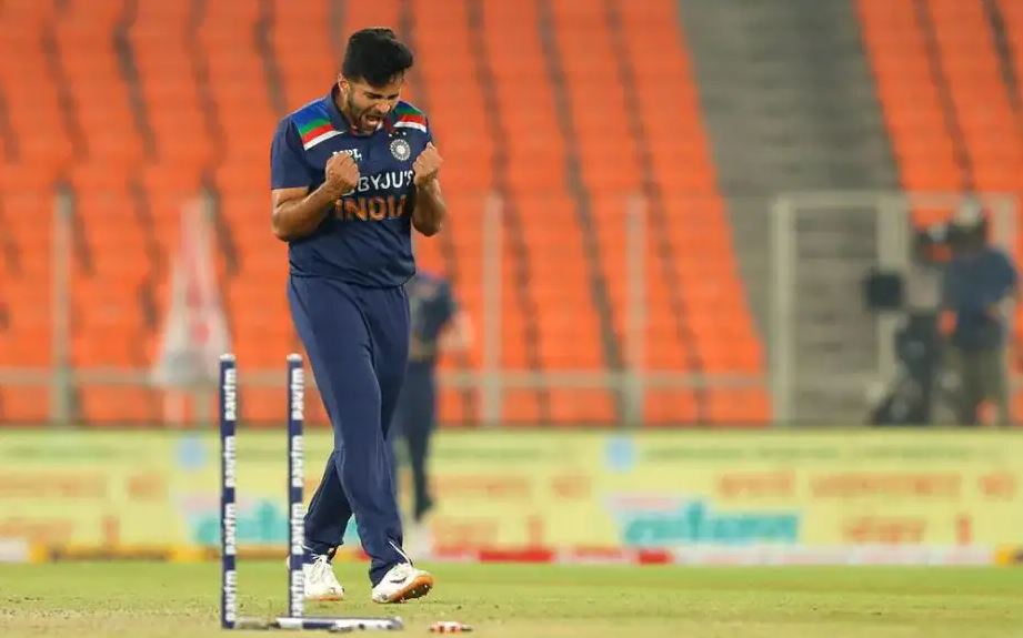 ১৩ নম্বর ওভারে ভুবনেশ্বর কুমারের হাতে বল তুলে দিয়ে বোধহয় দিনের সেরা সিদ্ধান্তটা নিলেন বিরাট কোহলি। ভয়ঙ্কর হয়ে ওঠা জস বাটলারকে ফিরিয়ে দিলেন ভুবনেশ্বর। ৫২ তে না থামানো গেলে বাটলার এই রান তুলেই মাঠ ছাড়তেন। ১৩ নম্বর ওভারে ভুবনেশ্বর কুমারের হাতে বল তুলে দিয়ে বোধহয় দিনের সেরা সিদ্ধান্তটা নিলেন বিরাট কোহলি। ভয়ঙ্কর হয়ে ওঠা জস বাটলারকে ফিরিয়ে দিলেন ভুবনেশ্বর। ৫২ তে না থামানো গেলে বাটলার এই রান তুলেই মাঠ ছাড়তেন।