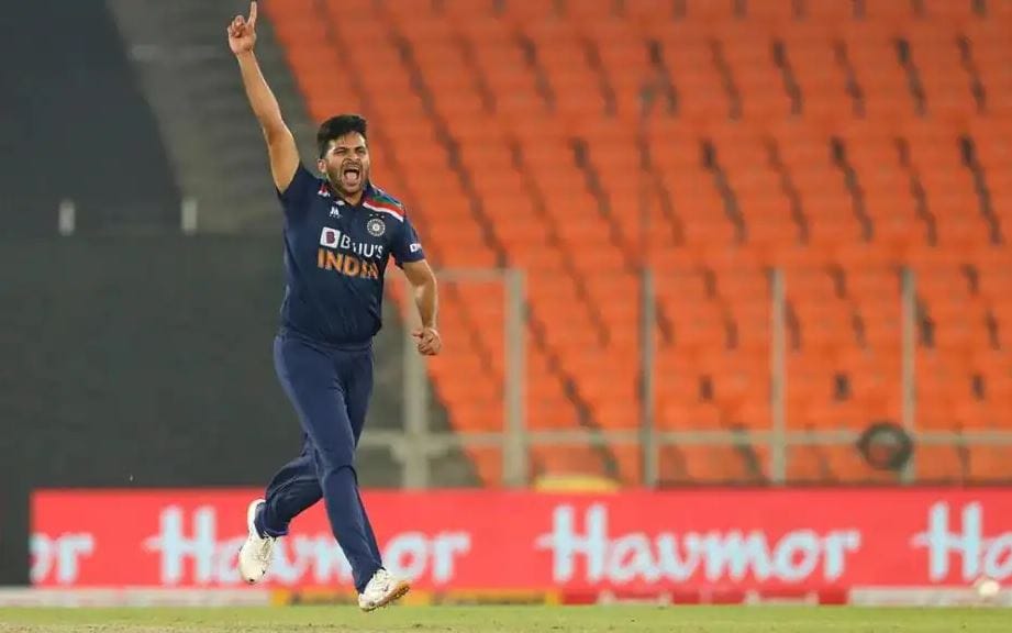 বিরাট কোহলি, রোহিত শর্মার অনবদ্য ব্যাটিং মূল্যহীন হয়ে যেত। জেসন রয় ভুবনেশ্বরের বলে বোল্ড হয়ে ফিরে যাওয়ার পর বাটলার এবং মালান মিলে যা শুরু করলেন দেখে মনে হচ্ছিল এত রান করেও ম্যাচটা হারতে হবে ভারতকে। খোয়াতে হবে সিরিজ। বিরাট কোহলি, রোহিত শর্মার অনবদ্য ব্যাটিং মূল্যহীন হয়ে যেত। জেসন রয় ভুবনেশ্বরের বলে বোল্ড হয়ে ফিরে যাওয়ার পর বাটলার এবং মালান মিলে যা শুরু করলেন দেখে মনে হচ্ছিল এত রান করেও ম্যাচটা হারতে হবে ভারতকে। খোয়াতে হবে সিরিজ।