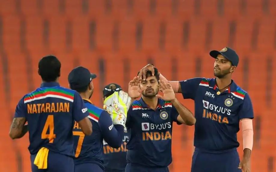 এতদিন সেভাবে রান না পেলেও এদিন মালান প্রমাণ করলেন কেন তিনি টি টোয়েন্টিতে এক নম্বর ব্যাটসম্যান। ১২৯ রানের পার্টনারশিপ রক্তচাপ বাড়িয়ে দিয়েছিল টিম ইন্ডিয়ার। বেয়ারস্টো ৭ রান করে শার্দুল ঠাকুরের বলে ক্যাচ দিলেন সূর্যকুমারের হাতে। একই ওভারে ৬৮ করে বোল্ড হলেন মালান। শারদুলের নাকল বল বুঝতে পারেননি। এতদিন সেভাবে রান না পেলেও এদিন মালান প্রমাণ করলেন কেন তিনি টি টোয়েন্টিতে এক নম্বর ব্যাটসম্যান। ১২৯ রানের পার্টনারশিপ রক্তচাপ বাড়িয়ে দিয়েছিল টিম ইন্ডিয়ার। বেয়ারস্টো ৭ রান করে শার্দুল ঠাকুরের বলে ক্যাচ দিলেন সূর্যকুমারের হাতে। একই ওভারে ৬৮ করে বোল্ড হলেন মালান। শারদুলের নাকল বল বুঝতে পারেননি।
