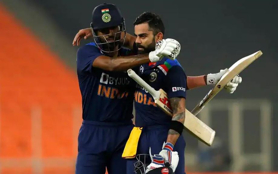 পরের ওভারেই পান্ডিয়ার বলে রাহুলের হাতে ধরা পড়লেন অধিনায়ক মর্গ্যান। কিন্তু উইকেটে ছিলেন বেন স্টোকস। পৃথিবীর সেরা অলরাউন্ডার যতক্ষন আছে ততক্ষণ বলা যায় না কী হবে ম্যাচের ভাগ্য। কিন্তু মারের বদলা মার মনোভাব নিয়ে শুরু করা ইংল্যান্ডকে আটকানো গেল ভুবনেশ্বর কুমার, হার্দিক পান্ডিয়া এবং কিছুটা শার্দুল ঠাকুরের বুদ্ধিমান বোলিংয়ের জন্য। ম্যাচ এবং সিরিজ জিতল ভারত। পরের ওভারেই পান্ডিয়ার বলে রাহুলের হাতে ধরা পড়লেন অধিনায়ক মর্গ্যান। কিন্তু উইকেটে ছিলেন বেন স্টোকস। পৃথিবীর সেরা অলরাউন্ডার যতক্ষন আছে ততক্ষণ বলা যায় না কী হবে ম্যাচের ভাগ্য। কিন্তু মারের বদলা মার মনোভাব নিয়ে শুরু করা ইংল্যান্ডকে আটকানো গেল ভুবনেশ্বর কুমার, হার্দিক পান্ডিয়া এবং কিছুটা শার্দুল ঠাকুরের বুদ্ধিমান বোলিংয়ের জন্য। ম্যাচ এবং সিরিজ জিতল ভারত।