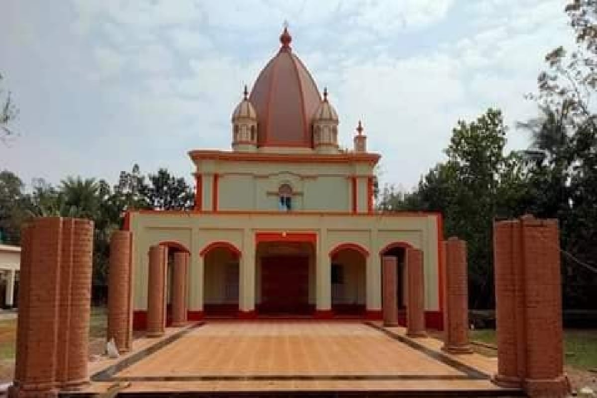 জানা যায়, দ্বাদশ শতাব্দীর শেষ দিকে এক ব্রাহ্মণ প্রথম এই মন্দির স্থাপন করেন৷ পরবর্তী কালে ত্রয়োদশ শতাব্দীতে রাজা লক্ষণ সেন এই মন্দিরের সংস্কার করেন৷ তার পর ষোড়শ শতাব্দীতে যশোরের রাজা প্রতাপাদিত্য এই মন্দির বড় করে নির্মাণ করেন৷ কথিত আছে, যশোরেশ্বরী মাতার নিত্য আরাধনার জন্যই নাকি প্রবল শক্তির অধিকারী হয়ে উঠেছিলেন প্রতাপাদিত্য৷Photo-Facebook জানা যায়, দ্বাদশ শতাব্দীর শেষ দিকে এক ব্রাহ্মণ প্রথম এই মন্দির স্থাপন করেন৷ পরবর্তী কালে ত্রয়োদশ শতাব্দীতে রাজা লক্ষণ সেন এই মন্দিরের সংস্কার করেন৷ তার পর ষোড়শ শতাব্দীতে যশোরের রাজা প্রতাপাদিত্য এই মন্দির বড় করে নির্মাণ করেন৷ কথিত আছে, যশোরেশ্বরী মাতার নিত্য আরাধনার জন্যই নাকি প্রবল শক্তির অধিকারী হয়ে উঠেছিলেন প্রতাপাদিত্য৷Photo-Facebook