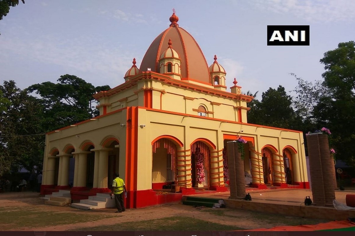 সাতক্ষীরার শ্যামনগর উপজেলার ঈশ্বরীপুর গ্রামে অবস্থিত এই মন্দির৷ কথিত আছে, সতীর হাতের তালু এবং পায়ের পাতা নাকি এখানে এসে পড়েছিল৷ ফলে বাংলাদেশের বসবাসকারী হিন্দুদের মধ্যে এই মন্দিরটি যথেষ্টই জনপ্রিয়৷ Photo-ANI সাতক্ষীরার শ্যামনগর উপজেলার ঈশ্বরীপুর গ্রামে অবস্থিত এই মন্দির৷ কথিত আছে, সতীর হাতের তালু এবং পায়ের পাতা নাকি এখানে এসে পড়েছিল৷ ফলে বাংলাদেশের বসবাসকারী হিন্দুদের মধ্যে এই মন্দিরটি যথেষ্টই জনপ্রিয়৷ Photo-ANI