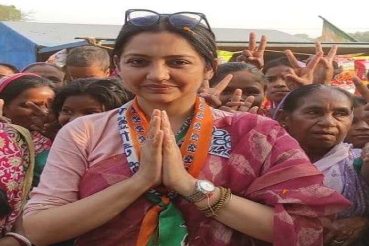 মেদিনীপুর- এই কেন্দ্র থেকে এবার জনপ্রিয় অভিনেত্রী জুন মালিয়াকে প্রার্থী করেছে তৃণমূল কংগ্রেস৷ জুন মালিয়া প্রার্থী হওয়ায় এই কেন্দ্রটিকে ঘিরে আমজনতার আগ্রহ আরও বেড়ে গিয়েছে৷ লোকসভা নির্বাচনের ফল অবশ্য বলছে, এই কেন্দ্র থেকে ১৬ হাজারের বেশি ভোটে এগিয়ে ছিল বিজেপি৷ ফলে কাজটা কঠিন জুনের৷ মেদিনীপুর- এই কেন্দ্র থেকে এবার জনপ্রিয় অভিনেত্রী জুন মালিয়াকে প্রার্থী করেছে তৃণমূল কংগ্রেস৷ জুন মালিয়া প্রার্থী হওয়ায় এই কেন্দ্রটিকে ঘিরে আমজনতার আগ্রহ আরও বেড়ে গিয়েছে৷ লোকসভা নির্বাচনের ফল অবশ্য বলছে, এই কেন্দ্র থেকে ১৬ হাজারের বেশি ভোটে এগিয়ে ছিল বিজেপি৷ ফলে কাজটা কঠিন জুনের৷