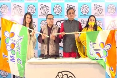তৃণমূলের আরেক তারকা প্রার্থী সায়ন্তিকা বন্দ্যোপাধ্যায়ের ঋণের বোঝা দেখে চোখ কপালে উঠেছিল অনেকের। এবার দেখা গেল সেই নিরিখে সতীর্থ সায়ন্তিকাকে পিছনে ফেলে দিয়েছেন তৃণমূলের আরেক তারকা প্রার্থী কৌশানি মুখোপাধ্যায়। একুশের বিধানসভা নির্বাচনে কৃষ্ণনগর উত্তর থেকে তৃণমূলের প্রার্থী হয়েছেন অভিনেত্রী কৌশানি। রাজনীতিতে নবাগতা হয়েও ভোটে লড়ার টিকিট পেয়ে গিয়েছেন তিনি। তৃণমূলের আরেক তারকা প্রার্থী সায়ন্তিকা বন্দ্যোপাধ্যায়ের ঋণের বোঝা দেখে চোখ কপালে উঠেছিল অনেকের। এবার দেখা গেল সেই নিরিখে সতীর্থ সায়ন্তিকাকে পিছনে ফেলে দিয়েছেন তৃণমূলের আরেক তারকা প্রার্থী কৌশানি মুখোপাধ্যায়। একুশের বিধানসভা নির্বাচনে কৃষ্ণনগর উত্তর থেকে তৃণমূলের প্রার্থী হয়েছেন অভিনেত্রী কৌশানি। রাজনীতিতে নবাগতা হয়েও ভোটে লড়ার টিকিট পেয়ে গিয়েছেন তিনি।