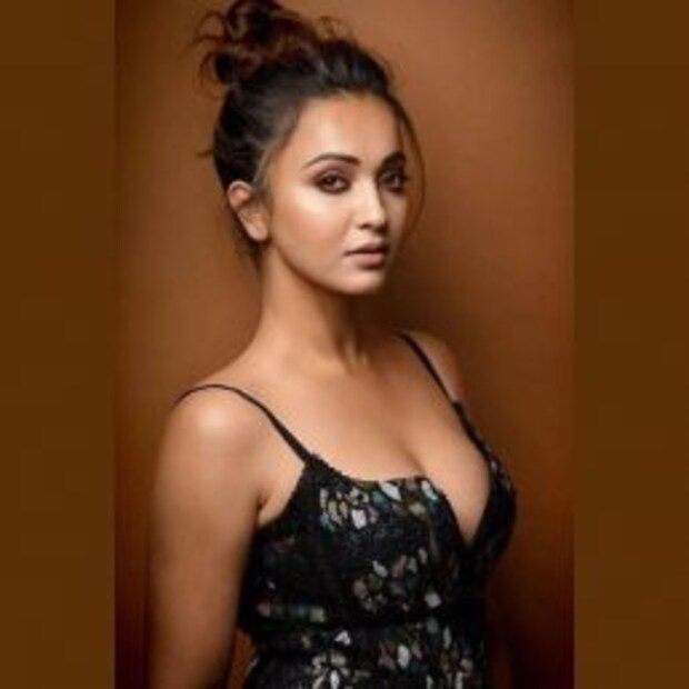 কৌশানির জমা দেওয়া হলফনামা থেকে জানা গিয়েছে মোট ৬৩ লক্ষ ২১ হাজার ১১৩ টাকার মালকিন তিনি। তিনটি ব‍্যাঙ্কে রয়েছে তাঁর একাউন্ট। এর মধ‍্যে রয়েছে এইচডিএফসি ও বন্ধন ব‍্যাঙ্ক। ৬ লক্ষ ৫০ হাজার টাকার একটি ফিক্সড ডিপোজিট রয়েছে কৌশানির নামে।