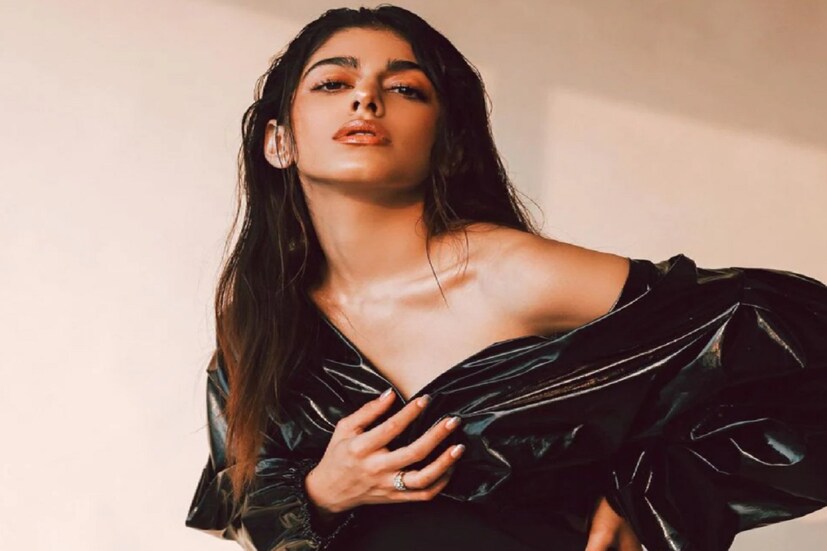 কালো পোশাকে পরিষ্কার শরীরী ইতিবৃত্ত ৷ ছবি সৌজন্যে ইনস্টাগ্রাম ৷
