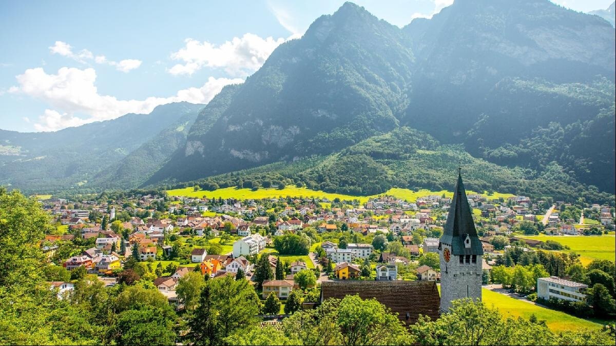 লাইটেনস্টাইন (Liechtenstein) - পার্বত্য এলাকা। আয়তনেও খুব একটা বড় নয়। তাই পুরো এলাকায় কোনও বিমানবন্দর নেই। ১৬০ স্কোয়্যার কিমি দীর্ঘ এই এলাকার পরিধি ৭৫ কিলোমিটার। ভৌগোলিক দিক থেকেও একটু বিচ্ছিন্ন হওয়ায়, বিমানবন্দর গড়া যায়নি। এক্ষেত্রে স্থানীয়রা সাধারণত বাসে বা গাড়িতেই যাতায়াত করেন। নিকটবর্তী বিমানবন্দর জুরিখ (Zurich)। তবে এর দূরত্ব ১২০ কিলোমিটার। লাইটেনস্টাইন (Liechtenstein) - পার্বত্য এলাকা। আয়তনেও খুব একটা বড় নয়। তাই পুরো এলাকায় কোনও বিমানবন্দর নেই। ১৬০ স্কোয়্যার কিমি দীর্ঘ এই এলাকার পরিধি ৭৫ কিলোমিটার। ভৌগোলিক দিক থেকেও একটু বিচ্ছিন্ন হওয়ায়, বিমানবন্দর গড়া যায়নি। এক্ষেত্রে স্থানীয়রা সাধারণত বাসে বা গাড়িতেই যাতায়াত করেন। নিকটবর্তী বিমানবন্দর জুরিখ (Zurich)। তবে এর দূরত্ব ১২০ কিলোমিটার।