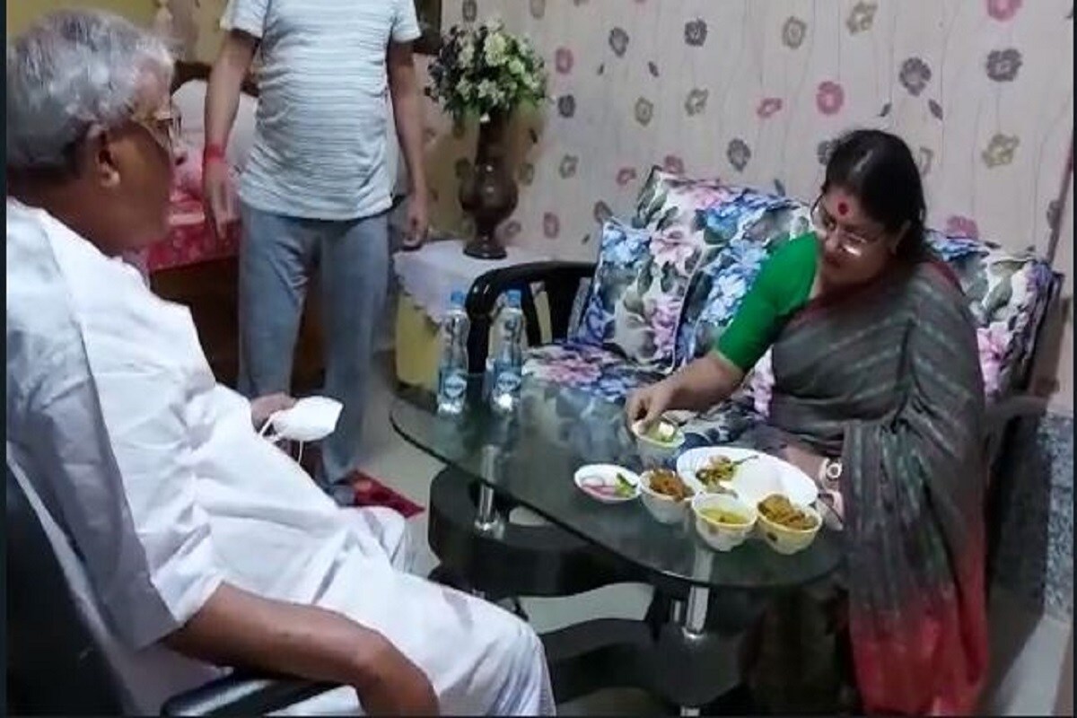 শিশির অধিকারীর সঙ্গে দেখা করার পর লকেট জানিয়েছেন, নিজের মেয়ের মতো তাঁকে সামনে বসিয়ে খাইয়েছেন কাঁথির প্রবীণ সাংসদ৷ Info and Photo- Sujit Bhowmik শিশির অধিকারীর সঙ্গে দেখা করার পর লকেট জানিয়েছেন, নিজের মেয়ের মতো তাঁকে সামনে বসিয়ে খাইয়েছেন কাঁথির প্রবীণ সাংসদ৷ Info and Photo- Sujit Bhowmik