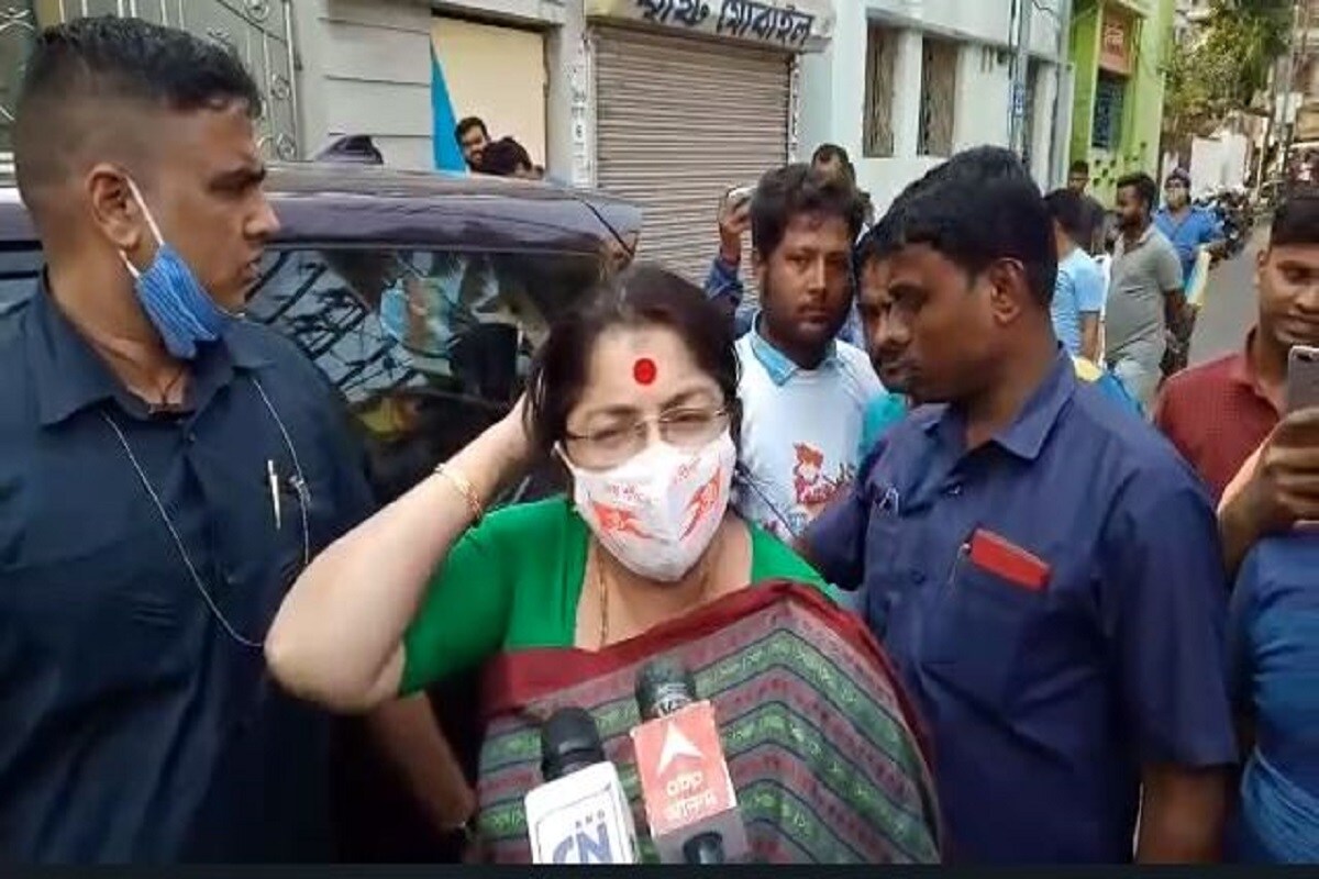 সবশেষে লকেট শান্তিকুঞ্জ থেকে বেরনোর আগে বাড়ির গাছের ডাবের জল খাওয়ানো হয় লকেটকে৷ Info and Photo- Sujit Bhowmik সবশেষে লকেট শান্তিকুঞ্জ থেকে বেরনোর আগে বাড়ির গাছের ডাবের জল খাওয়ানো হয় লকেটকে৷ Info and Photo- Sujit Bhowmik