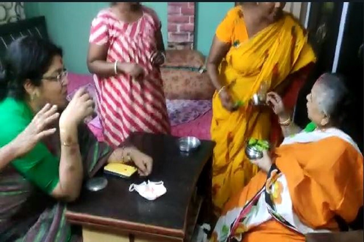 লকেটের আপ্যায়নে কোনও ত্রুটি রাখেননি অধিকারীর পরিবারের সদস্যরা৷ বিজেপি সাংসদ নিজেই জানিয়েছেন, শুভেন্দু অধিকারীর মা তাঁকে নিজে হাতে পান সেজে খাইয়েছেন৷ Info and Photo- Sujit Bhowmik লকেটের আপ্যায়নে কোনও ত্রুটি রাখেননি অধিকারীর পরিবারের সদস্যরা৷ বিজেপি সাংসদ নিজেই জানিয়েছেন, শুভেন্দু অধিকারীর মা তাঁকে নিজে হাতে পান সেজে খাইয়েছেন৷ Info and Photo- Sujit Bhowmik