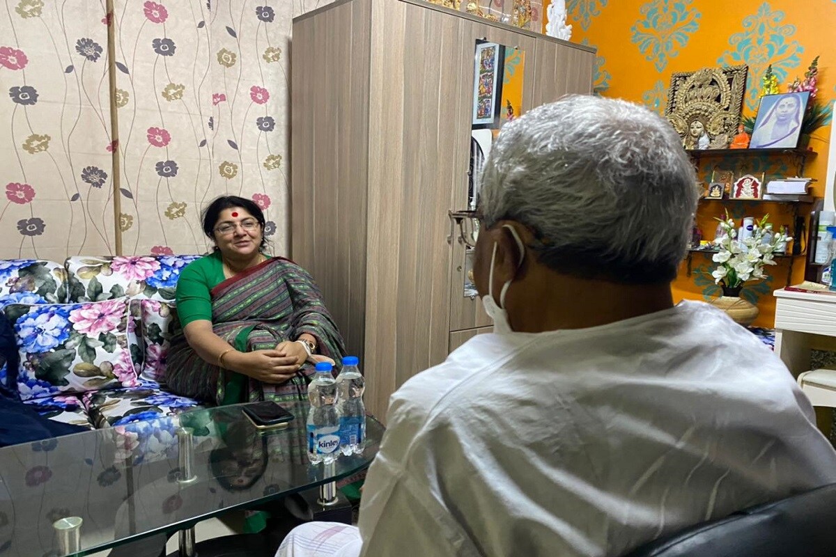 লকেট দাবি করেছেন, এ দিনের সাক্ষাৎ ছিল সৌজন্যমূলক৷ কিন্তু সূত্রের খবর, লকেট শিশির অধিকারীকে আগামী ২৪ মার্চ কাঁথিতে প্রধানমন্ত্রী নরেন্দ্র মোদির সভায় যাওয়ার জন্য অনুরোধ করেছেন৷ শুধুমাত্র সৌজন্য সাক্ষাৎ, বাঙালি মেনুতে আপ্যায়নেই লকেট- শিশির সাক্ষাৎ থেমে থাকে কি না, সেটাই এখন দেখার৷ Info and Photo- Sujit Bhowmik লকেট দাবি করেছেন, এ দিনের সাক্ষাৎ ছিল সৌজন্যমূলক৷ কিন্তু সূত্রের খবর, লকেট শিশির অধিকারীকে আগামী ২৪ মার্চ কাঁথিতে প্রধানমন্ত্রী নরেন্দ্র মোদির সভায় যাওয়ার জন্য অনুরোধ করেছেন৷ শুধুমাত্র সৌজন্য সাক্ষাৎ, বাঙালি মেনুতে আপ্যায়নেই লকেট- শিশির সাক্ষাৎ থেমে থাকে কি না, সেটাই এখন দেখার৷ Info and Photo- Sujit Bhowmik