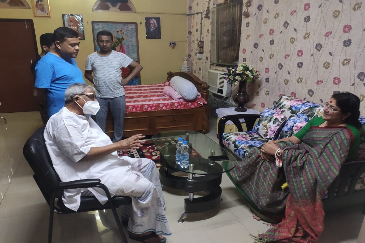 মাছের পাশাপাশি দু' রকম মাংস ছিল মেনুতে৷ খাসি এবং মুরগি- দু' রকমের মাংসই রান্না করা হয়েছিল৷ লকেট অবশ্য খাসির মাংস খাননি৷ Info and Photo- Sujit Bhowmik মাছের পাশাপাশি দু' রকম মাংস ছিল মেনুতে৷ খাসি এবং মুরগি- দু' রকমের মাংসই রান্না করা হয়েছিল৷ লকেট অবশ্য খাসির মাংস খাননি৷ Info and Photo- Sujit Bhowmik
