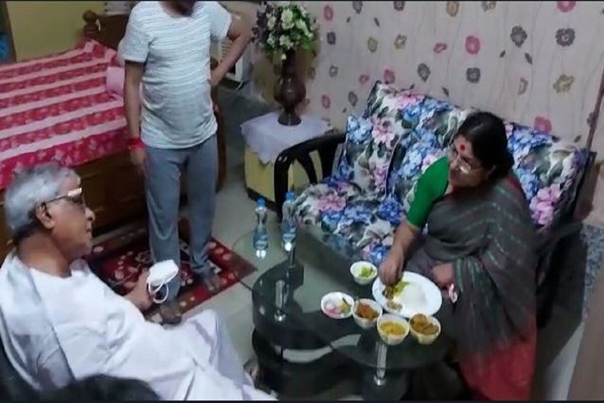 জানা গিয়েছে, লকেটের জন্য অধিকারী পরিবারের মধ্যাহ্নভোজে প্রথমেই ছিল ভাত, ডাল, উচ্ছে ভাজা এবং আলু ভাজা৷ এ ছাড়াও ছিল সজনে ডাটা দিয়ে শুক্তোর তরকারি৷ Info and Photo- Sujit Bhowmik জানা গিয়েছে, লকেটের জন্য অধিকারী পরিবারের মধ্যাহ্নভোজে প্রথমেই ছিল ভাত, ডাল, উচ্ছে ভাজা এবং আলু ভাজা৷ এ ছাড়াও ছিল সজনে ডাটা দিয়ে শুক্তোর তরকারি৷ Info and Photo- Sujit Bhowmik