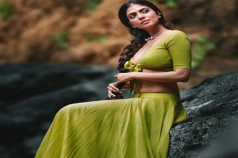 টাইট করে বেঁধেছেন ব্লাউজের বাঁধন থেকে যেন ঝরে পড়ছে সেক্সিনেস ৷ ছবি সৌজন্যে ইনস্টাগ্রাম ৷