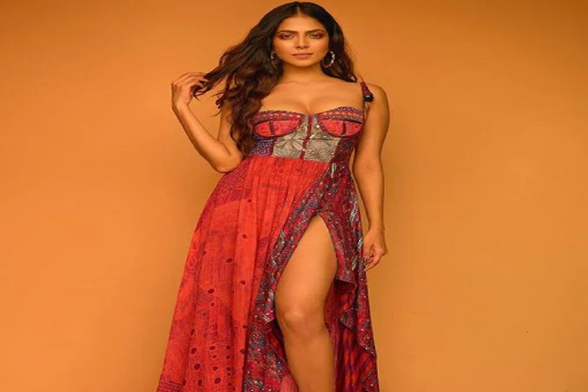 ছাপাছাপা ম্যাক্সির সঙ্গে সুন্দর নিটোল পা বেরিয়ে আছে সেই ছবিই কাঁপিয়েছে সোশ্যাল মিডিয়া ৷ ছবি সৌজন্যে ইনস্টাগ্রাম ৷ ছাপাছাপা ম্যাক্সির সঙ্গে সুন্দর নিটোল পা বেরিয়ে আছে সেই ছবিই কাঁপিয়েছে সোশ্যাল মিডিয়া ৷ ছবি সৌজন্যে ইনস্টাগ্রাম ৷