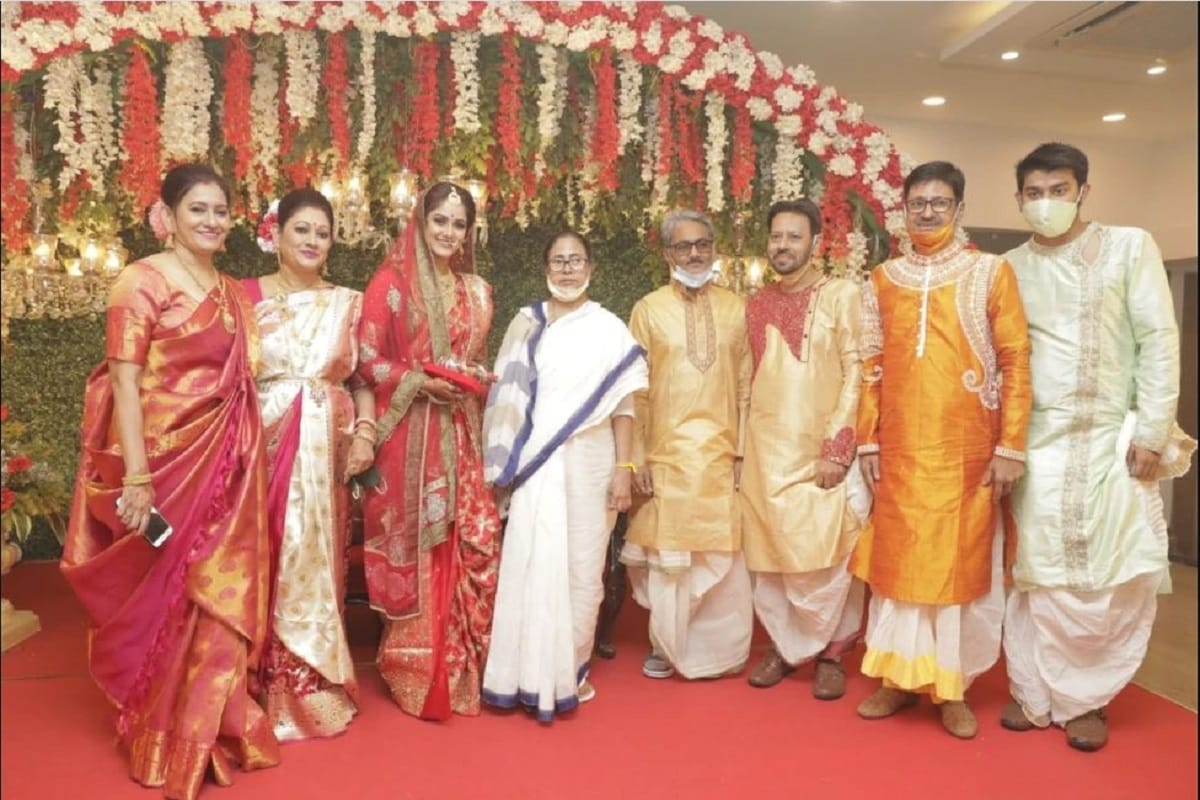 #কলকাতা: ভোটের বাজার সরগরম৷ যত দিন এগিয়ে আসছে ততই বাড়ছে উত্তাপ৷ এই অবস্থায় শাসক দল তৃণমূল এবং প্রধান প্রতিদ্বন্দ্বী দল বিজেপি প্রচুর তারকাদের নিজেদের দলে সই করাচ্ছেন৷ দুই দলই একাধিক তারকাকে বিভিন্ন এলাকায় প্রার্থীও করেছে৷ এরই মধ্যে শনিবার ফের এল নতুন তারকা যোগের খবর৷ এবার একেবারে নব দম্পতি তারকা জুটি যোগ দিচ্ছে তৃণমূল কংগ্রেসে৷ Photo- News 18 Bangla #কলকাতা: ভোটের বাজার সরগরম৷ যত দিন এগিয়ে আসছে ততই বাড়ছে উত্তাপ৷ এই অবস্থায় শাসক দল তৃণমূল এবং প্রধান প্রতিদ্বন্দ্বী দল বিজেপি প্রচুর তারকাদের নিজেদের দলে সই করাচ্ছেন৷ দুই দলই একাধিক তারকাকে বিভিন্ন এলাকায় প্রার্থীও করেছে৷ এরই মধ্যে শনিবার ফের এল নতুন তারকা যোগের খবর৷ এবার একেবারে নব দম্পতি তারকা জুটি যোগ দিচ্ছে তৃণমূল কংগ্রেসে৷ Photo- News 18 Bangla