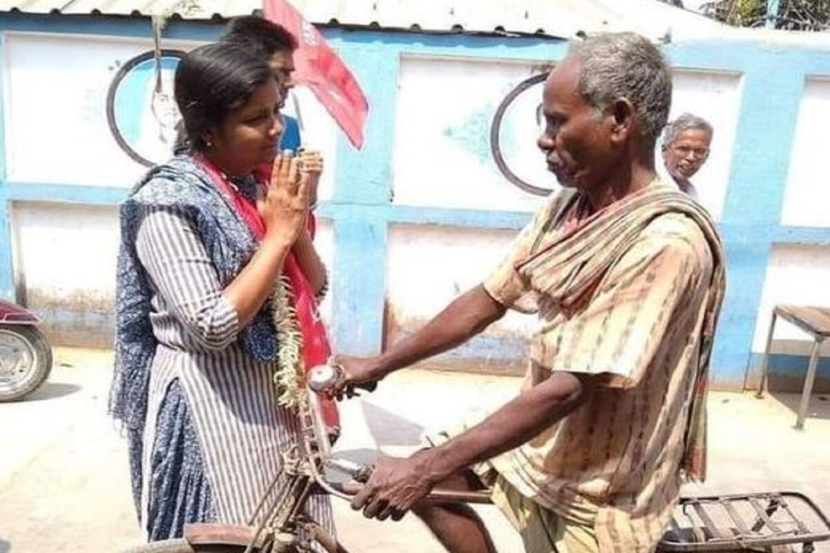 মীনাক্ষীর হলফনামা অনুযায়ী, তাঁর মাসিক উপার্জন মাত্র ৫ হাজার টাকা৷ পূর্ণ সময়ের কর্মী হিসেবে নিজের দল সিপিএমের থেকে এই ভাতা পান তিনি৷ Photo-Facebook মীনাক্ষীর হলফনামা অনুযায়ী, তাঁর মাসিক উপার্জন মাত্র ৫ হাজার টাকা৷ পূর্ণ সময়ের কর্মী হিসেবে নিজের দল সিপিএমের থেকে এই ভাতা পান তিনি৷ Photo-Facebook