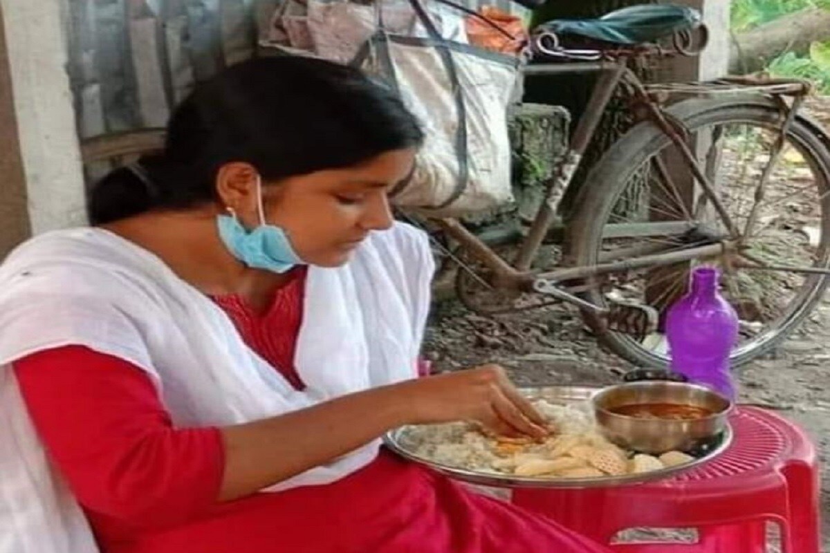 ডিওয়াইএফআই-এর রাজ্য সভাপতি ৩৭ বছরের মীনাক্ষী মুখোপাধ্যায় আাসানসোলের কুলটির বাসিন্দা৷ ২০১০ সালে বর্ধমান বিশ্ববিদ্যালয় থেকে এমএ পাশ করেছেন তিনি৷ Photo-Facebook ডিওয়াইএফআই-এর রাজ্য সভাপতি ৩৭ বছরের মীনাক্ষী মুখোপাধ্যায় আাসানসোলের কুলটির বাসিন্দা৷ ২০১০ সালে বর্ধমান বিশ্ববিদ্যালয় থেকে এমএ পাশ করেছেন তিনি৷ Photo-Facebook