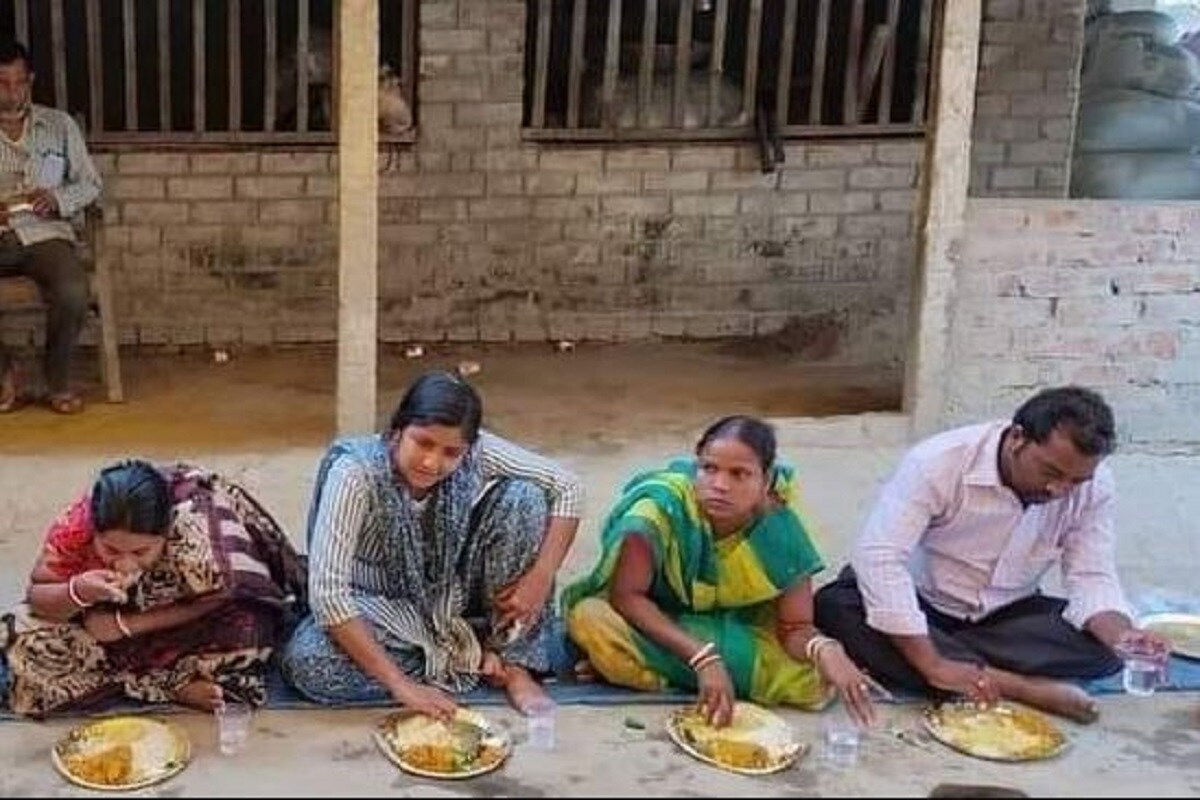 অস্থাবর এই সম্পত্তির মধ্যে মীনাক্ষীর দু'টি ব্যাঙ্ক অ্যাকাউন্টে রয়েছে যথাক্রমে ৮১,১৮১.৭২ টাকা এবং পাঁচ হাজার টাকা৷ এছাড়াও রয়েছে এলআইসি-র একটি পলিসি যার প্রিমিয়াম ৪৭১৭ টাকা৷ Photo-Facebook অস্থাবর এই সম্পত্তির মধ্যে মীনাক্ষীর দু'টি ব্যাঙ্ক অ্যাকাউন্টে রয়েছে যথাক্রমে ৮১,১৮১.৭২ টাকা এবং পাঁচ হাজার টাকা৷ এছাড়াও রয়েছে এলআইসি-র একটি পলিসি যার প্রিমিয়াম ৪৭১৭ টাকা৷ Photo-Facebook