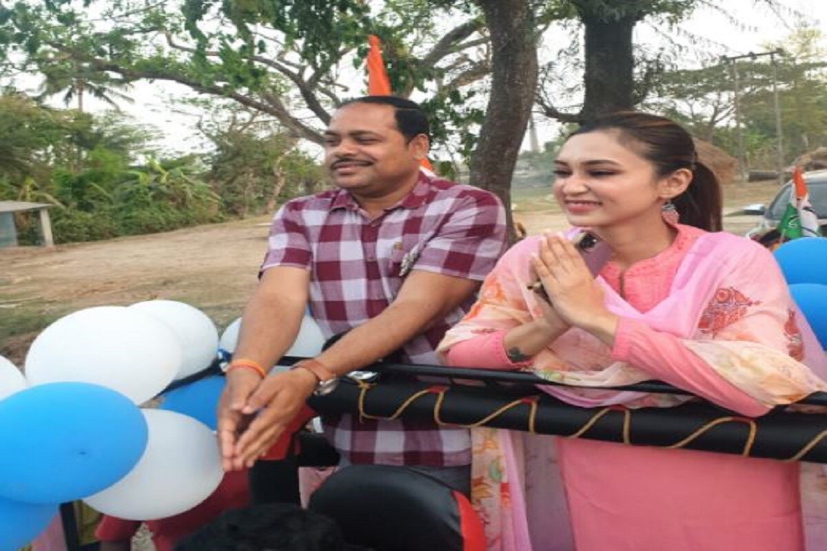 তিনি নিজে ভোটে লড়ছেন না৷ কিন্তু ভোটের ময়দানে প্রবল ভাবে রয়েছেন অভিনেত্রী সাংসদ মিমি চক্রবর্তী৷ তিনি নিজে ভোটে লড়ছেন না৷ কিন্তু ভোটের ময়দানে প্রবল ভাবে রয়েছেন অভিনেত্রী সাংসদ মিমি চক্রবর্তী৷