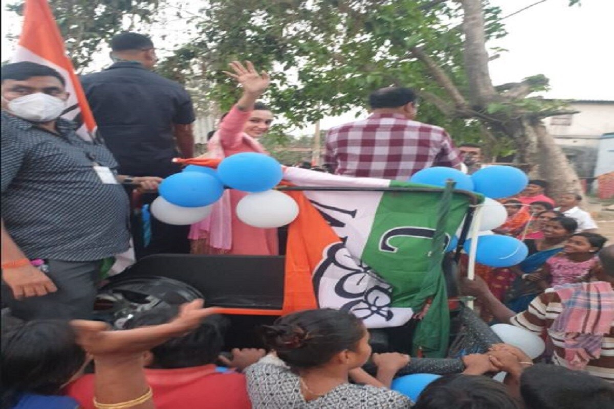 এ দিনই বারুইপুর পূর্ব বিধানসভা কেন্দ্রের প্রার্থী বিভাস সর্দারের সমর্থনে রোড শো করলেন মিমি৷ বারুইপুরের বৃন্দাখালি থেকে শুরু হয়ে এই মিছিল উত্তরভাগের দমদমা পর্যন্ত যায় ৷ Info and Photo- Arpan Mondal এ দিনই বারুইপুর পূর্ব বিধানসভা কেন্দ্রের প্রার্থী বিভাস সর্দারের সমর্থনে রোড শো করলেন মিমি৷ বারুইপুরের বৃন্দাখালি থেকে শুরু হয়ে এই মিছিল উত্তরভাগের দমদমা পর্যন্ত যায় ৷ Info and Photo- Arpan Mondal