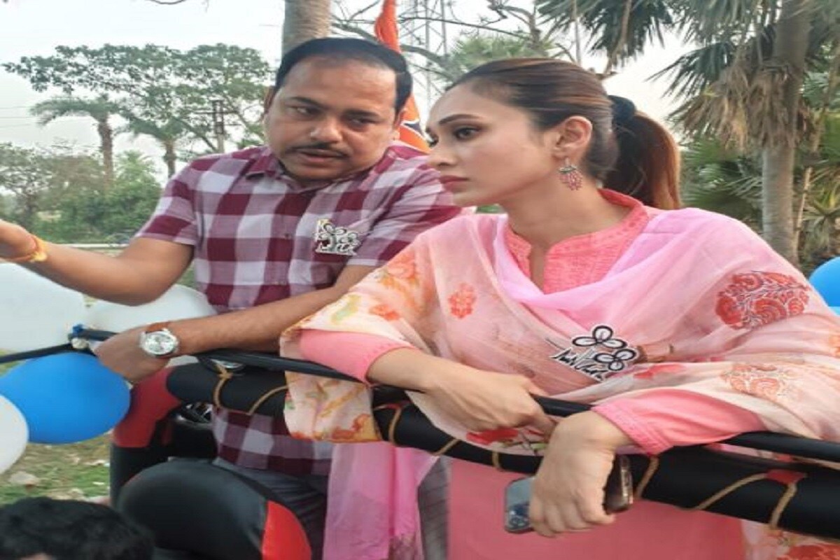 রোড শোতে অংশগ্রহণ করে মিমি চক্রবর্তী বলেন, যাঁরা কাজ করেছেন তাঁরা এবারও নির্বাচনে জিতবেন৷ আর যাঁরা দল ছেড়েছেন তাঁরা বাংলার জন্য খারাপ সময় নিয়ে আসার চেষ্টা করছেন৷ Info and Photo- Arpan Mondal রোড শোতে অংশগ্রহণ করে মিমি চক্রবর্তী বলেন, যাঁরা কাজ করেছেন তাঁরা এবারও নির্বাচনে জিতবেন৷ আর যাঁরা দল ছেড়েছেন তাঁরা বাংলার জন্য খারাপ সময় নিয়ে আসার চেষ্টা করছেন৷ Info and Photo- Arpan Mondal